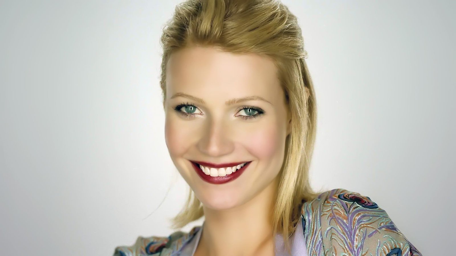 Gwyneth Paltrow women portrait red lipstick simple background