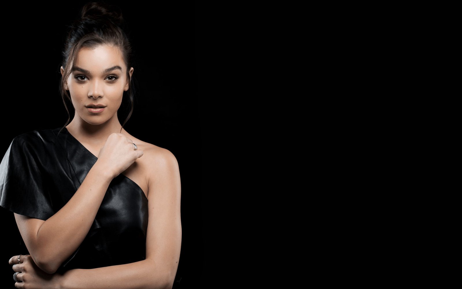 Hailee Steinfeld actress black background brunette singer 2k