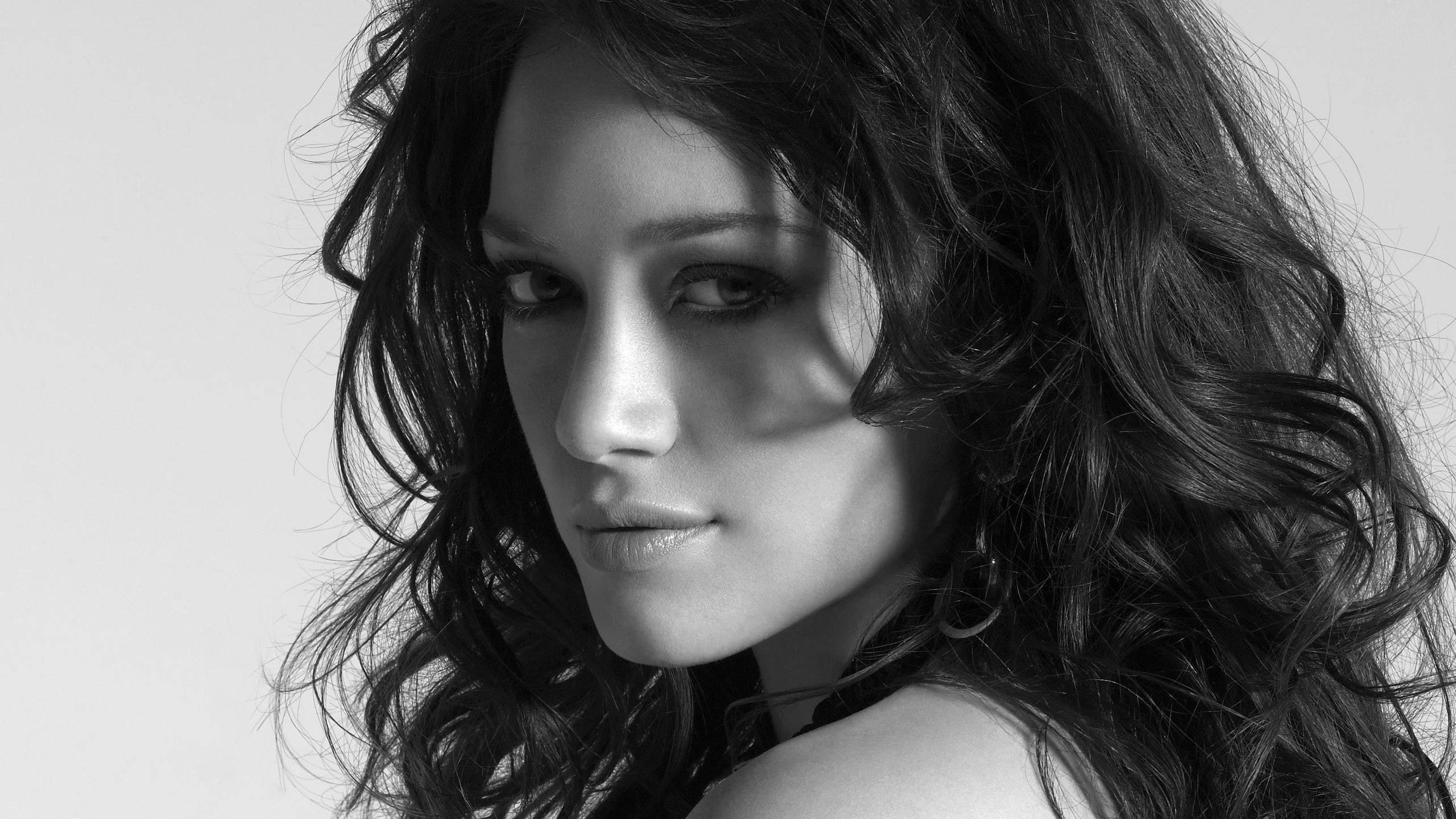face monochrome Hilary Duff looking at viewer closeup actress 2k