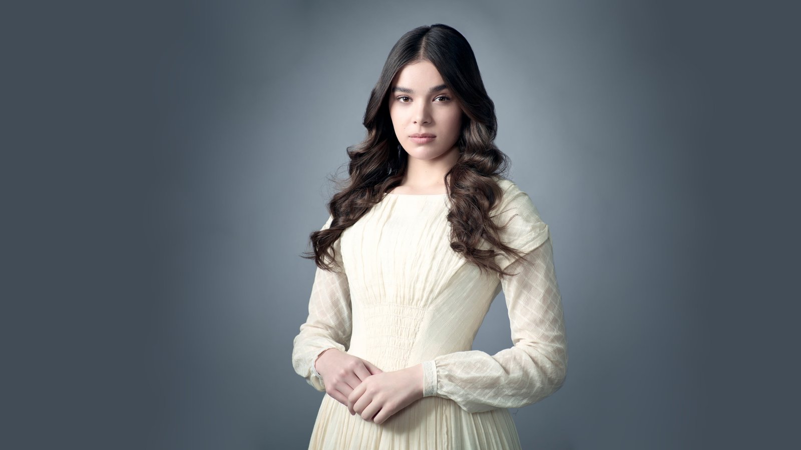 Hailee Steinfeld actress brunette gray background closeup 2k