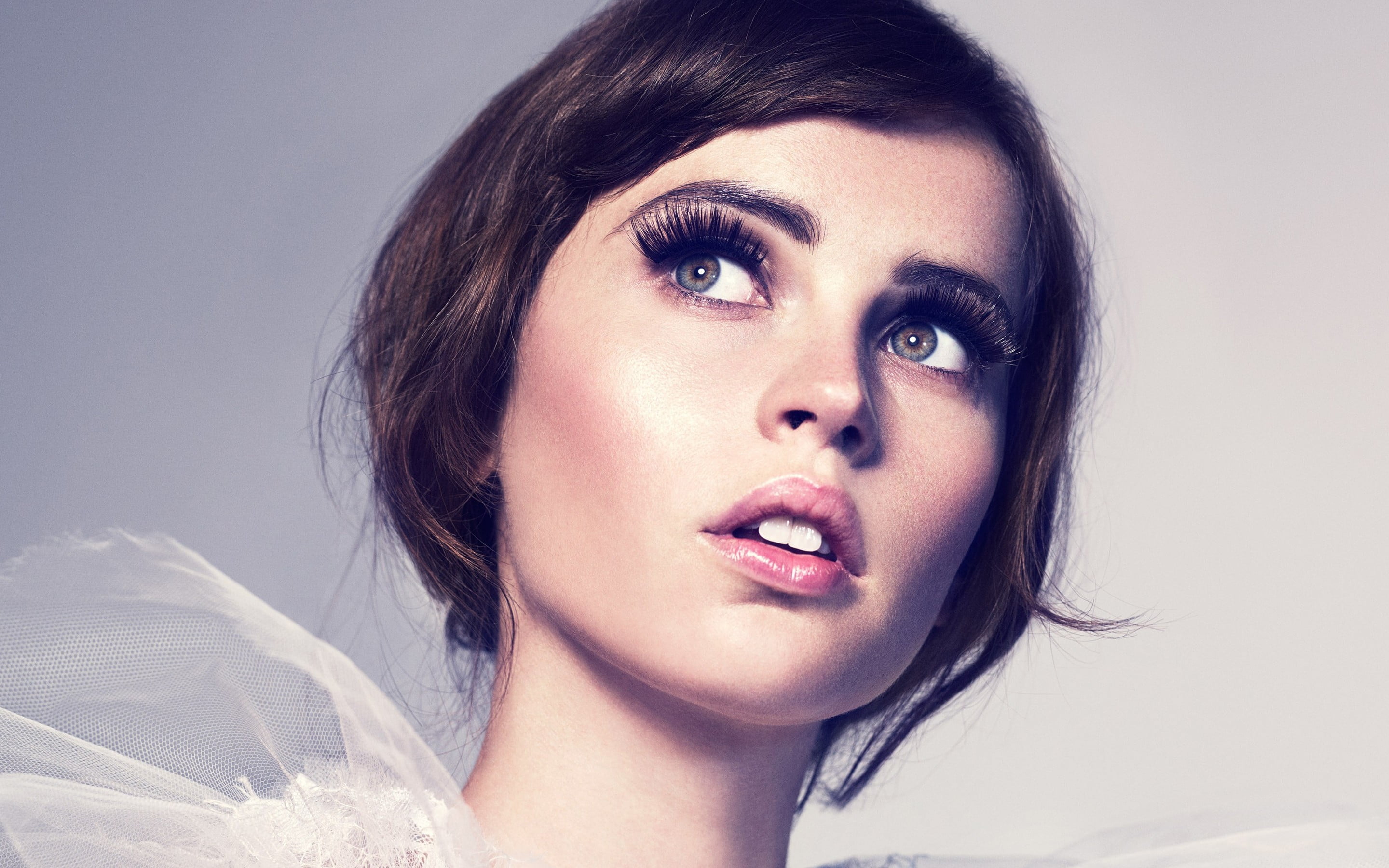 Felicity Jones actress brunette green eyes pink lipstick 2k