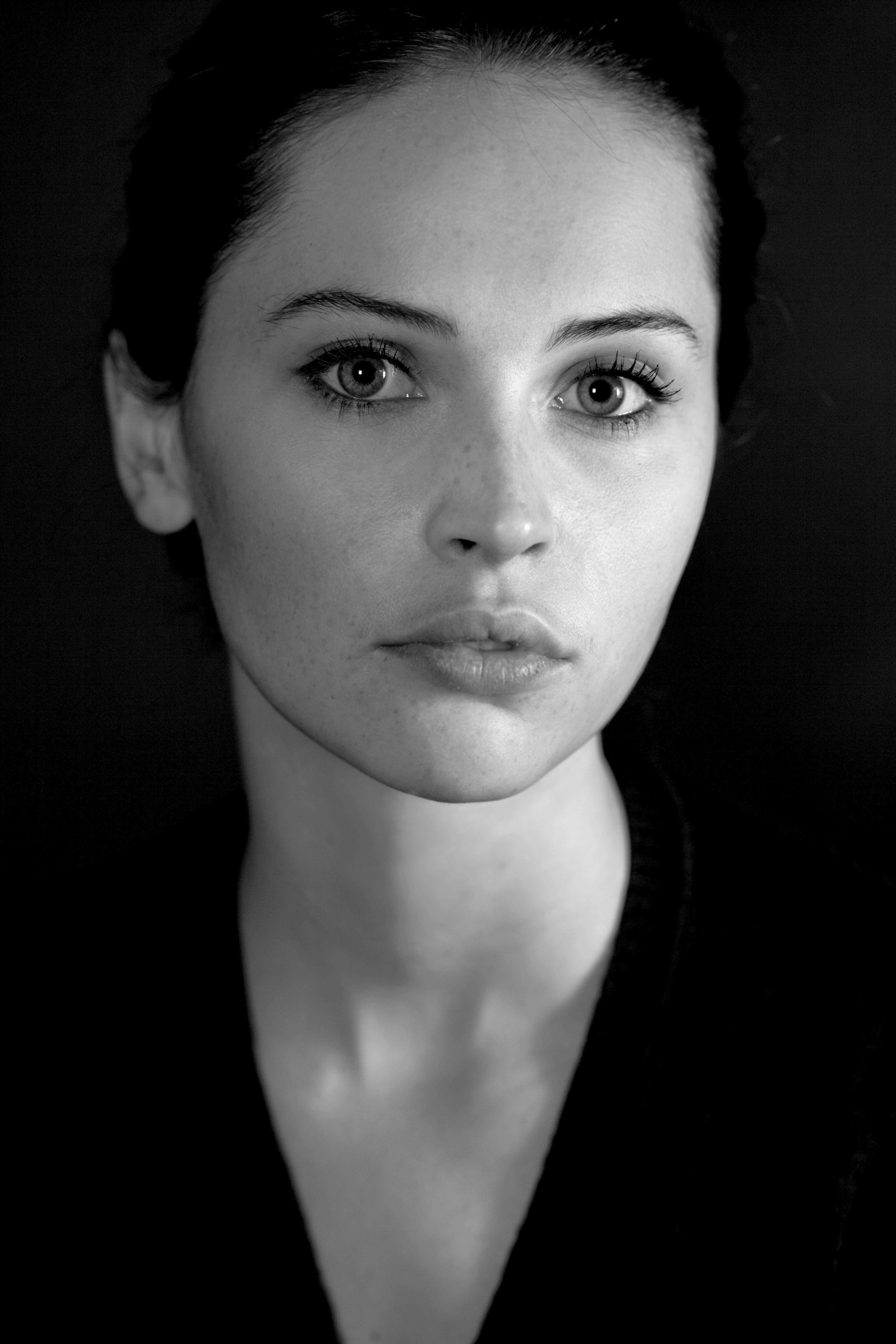 Felicity Jones actress face monochrome closeup 2k