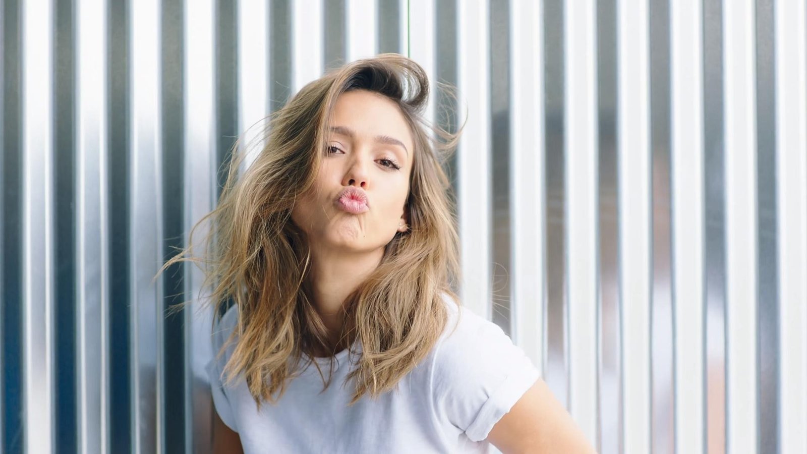 Jessica Alba women actress Sending Kiss blowing kisses