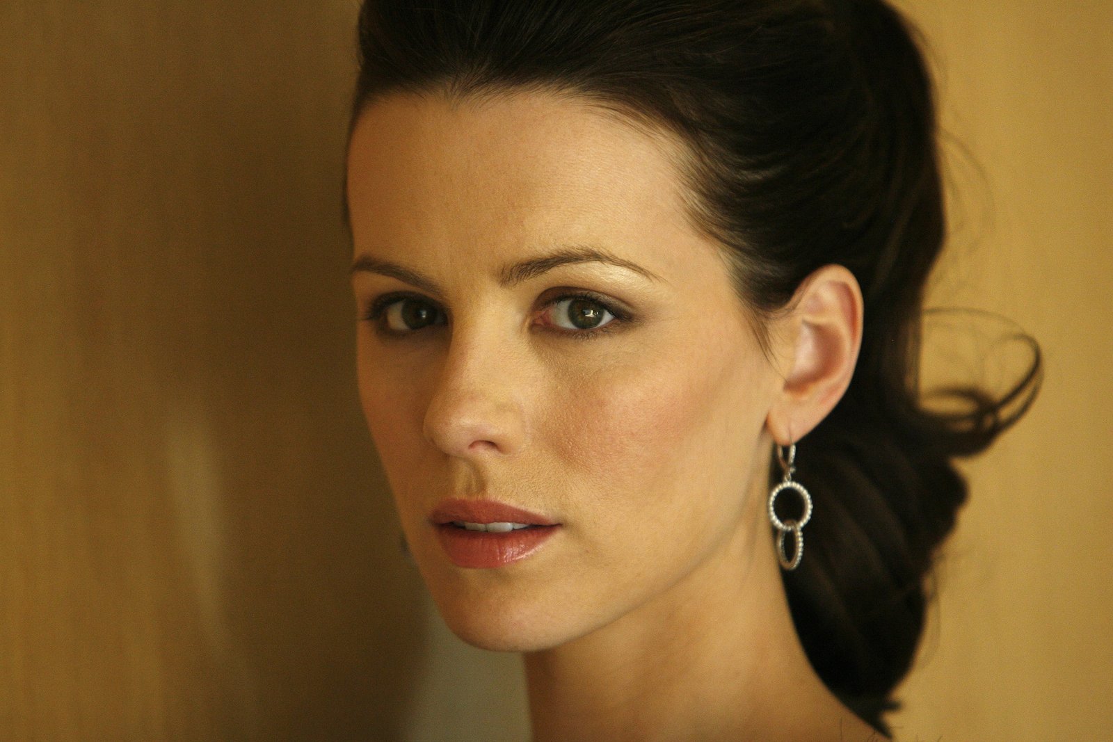 Kate Beckinsale women actress face brunette portrait looking at viewer 2k