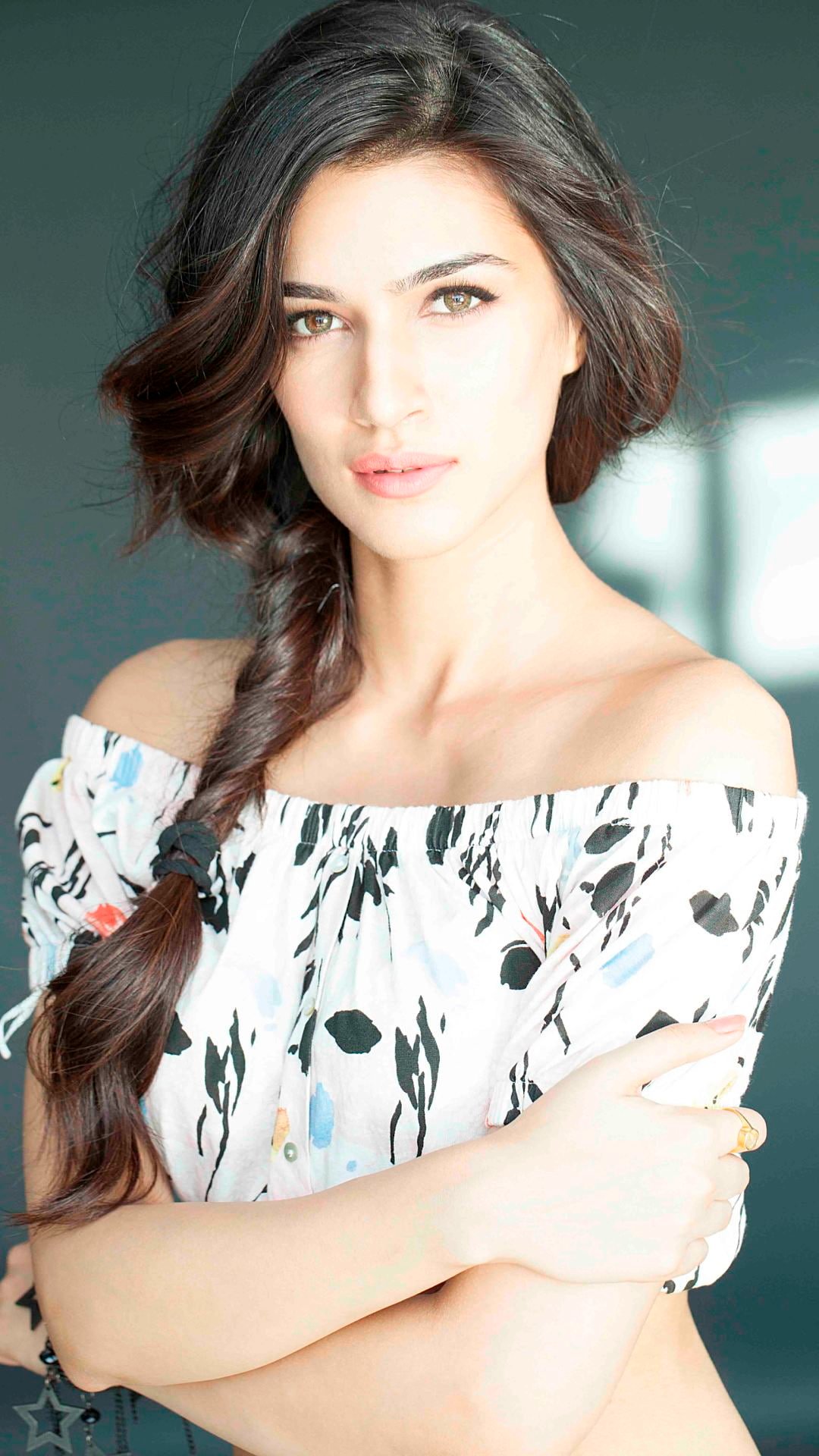 Kriti Sanon Pink Lips Female Celebrities bollywood actress