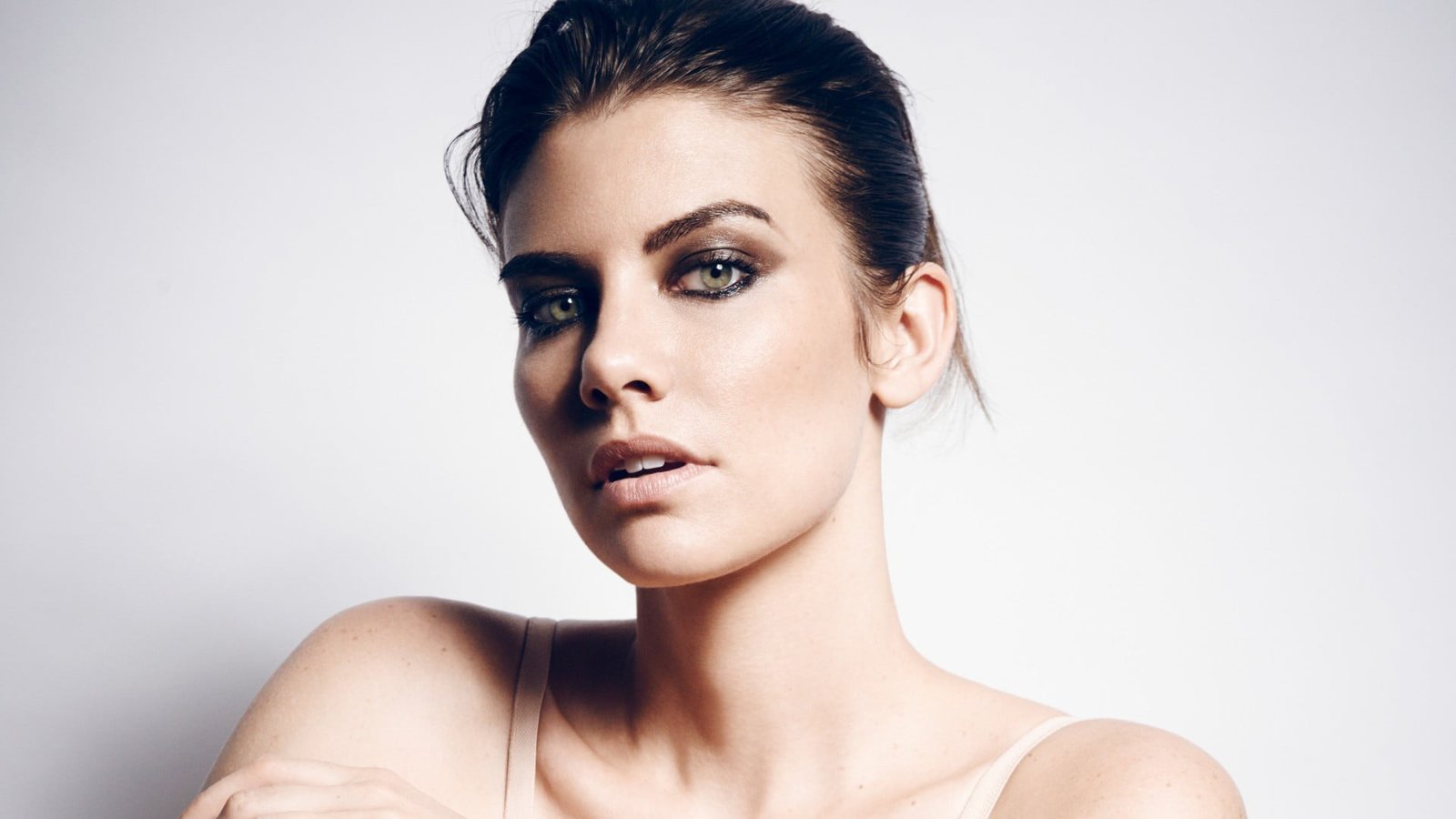 Lauren Cohan actress looking at viewer women brunette portrait