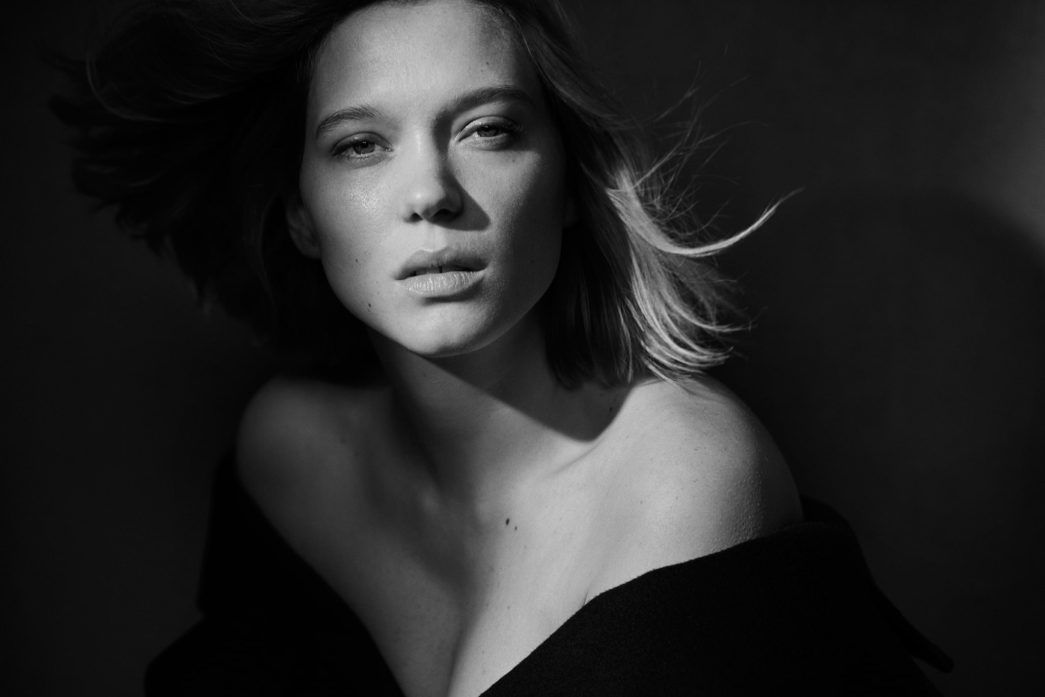 L a Seydoux French actress monochrome looking at viewer 2k