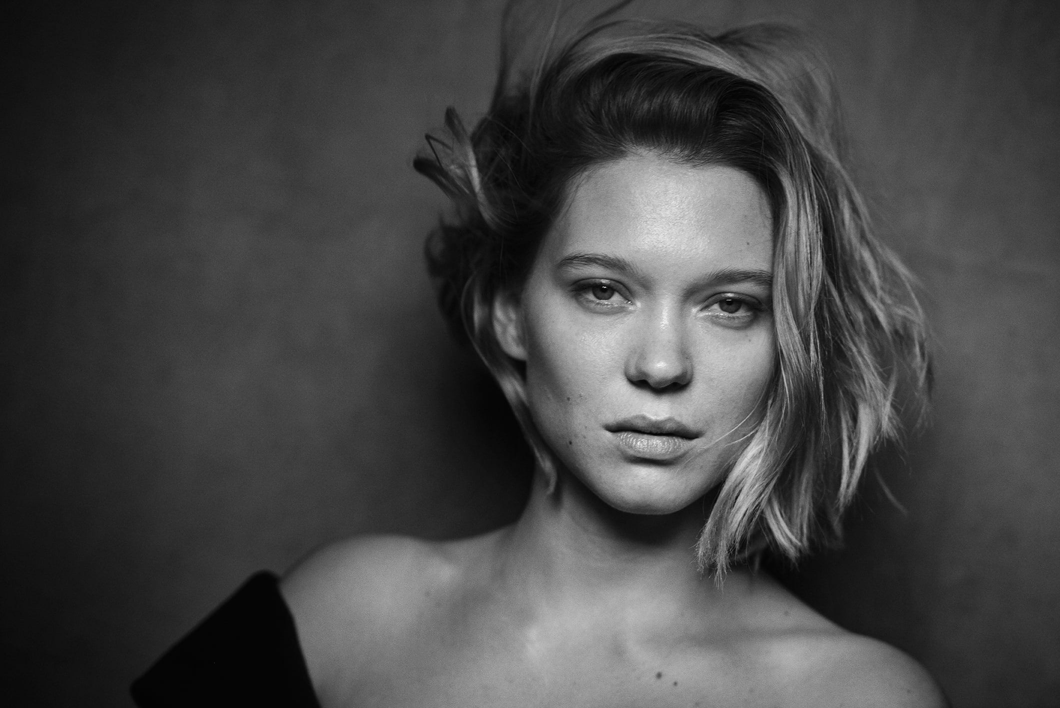 L a Seydoux French actress monochrome looking at viewer 2k