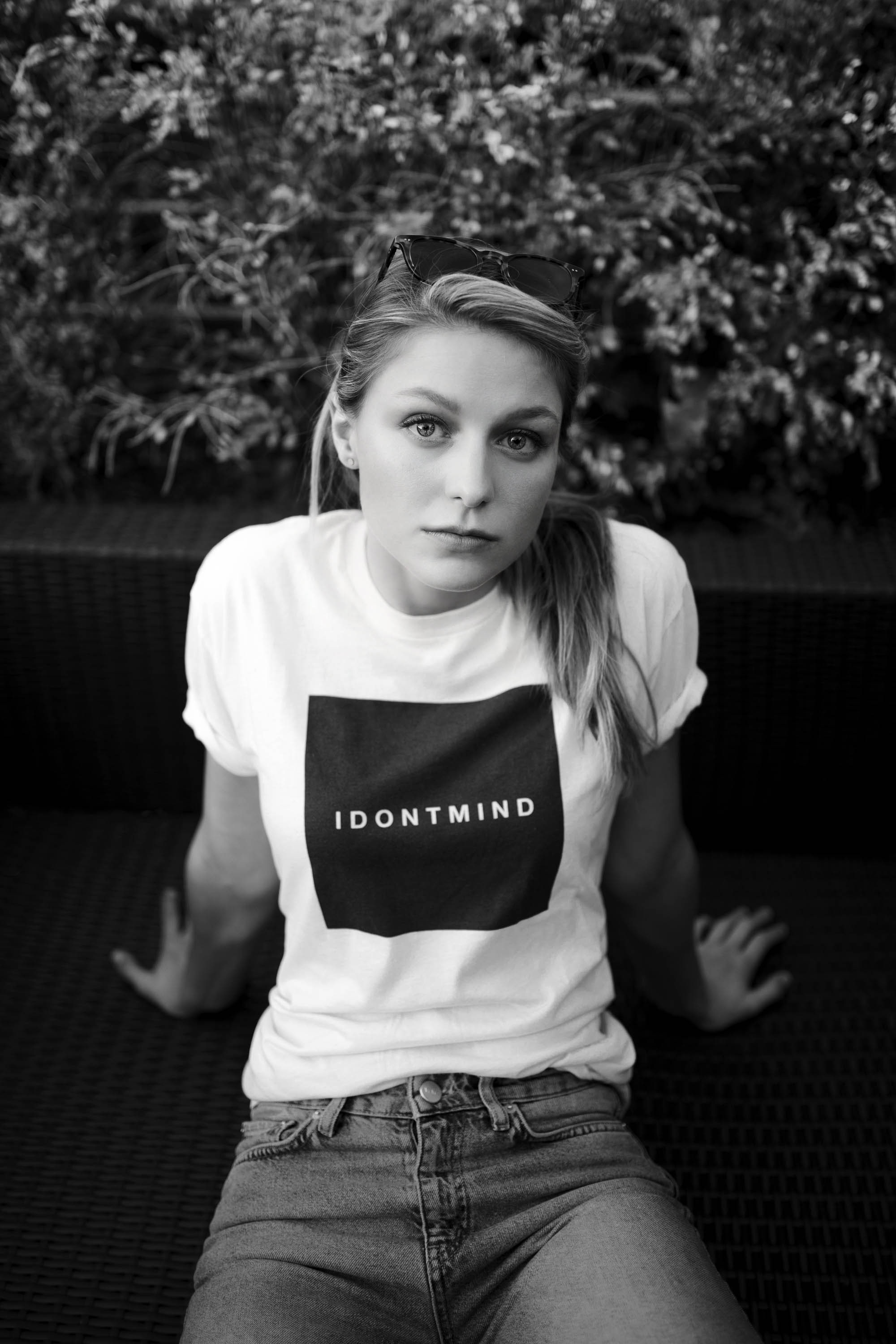 looking at viewer actress monochrome sitting women sunglasses 2k