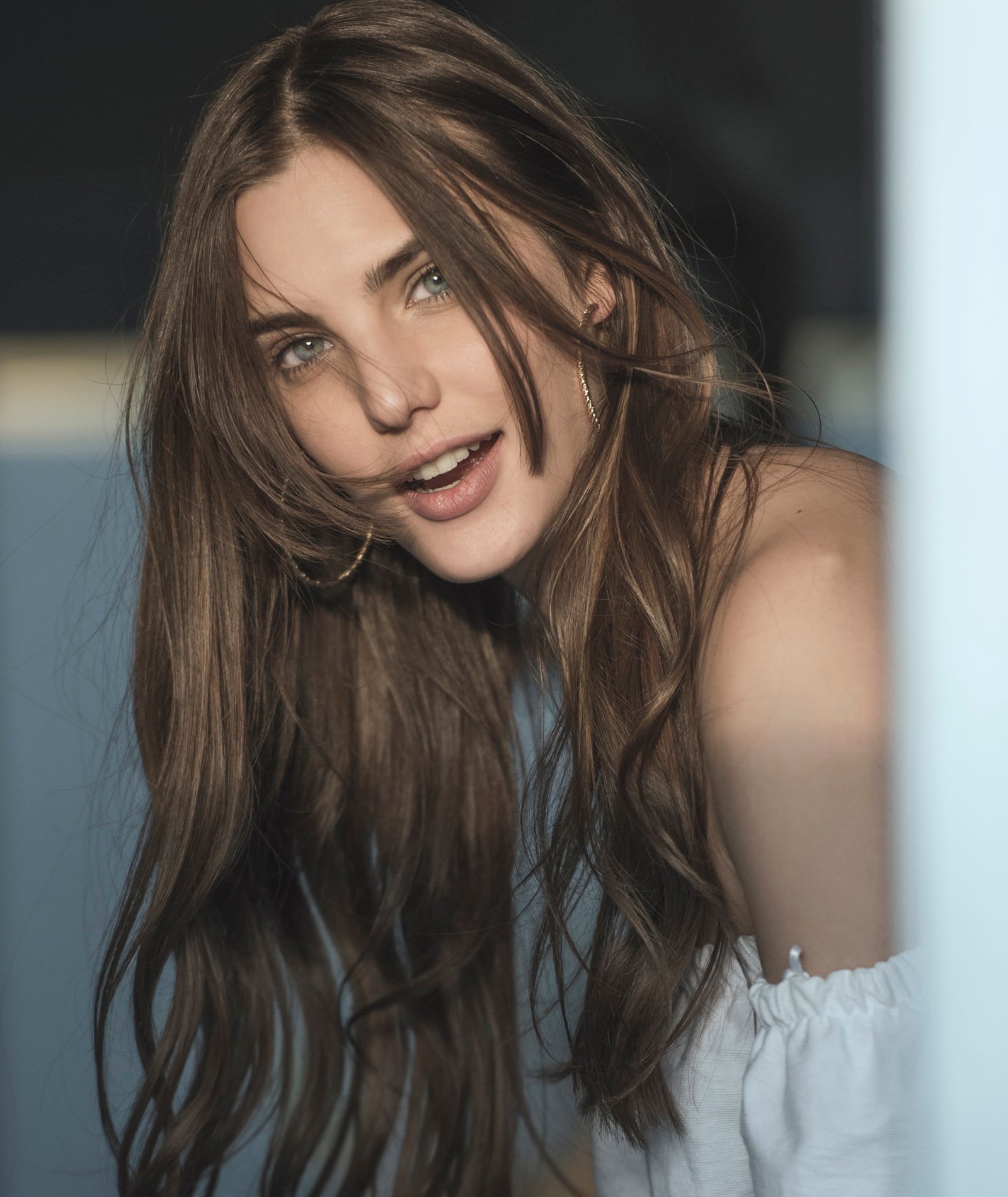 Macarena Achaga women actress brunette long hair blue eyes 2k