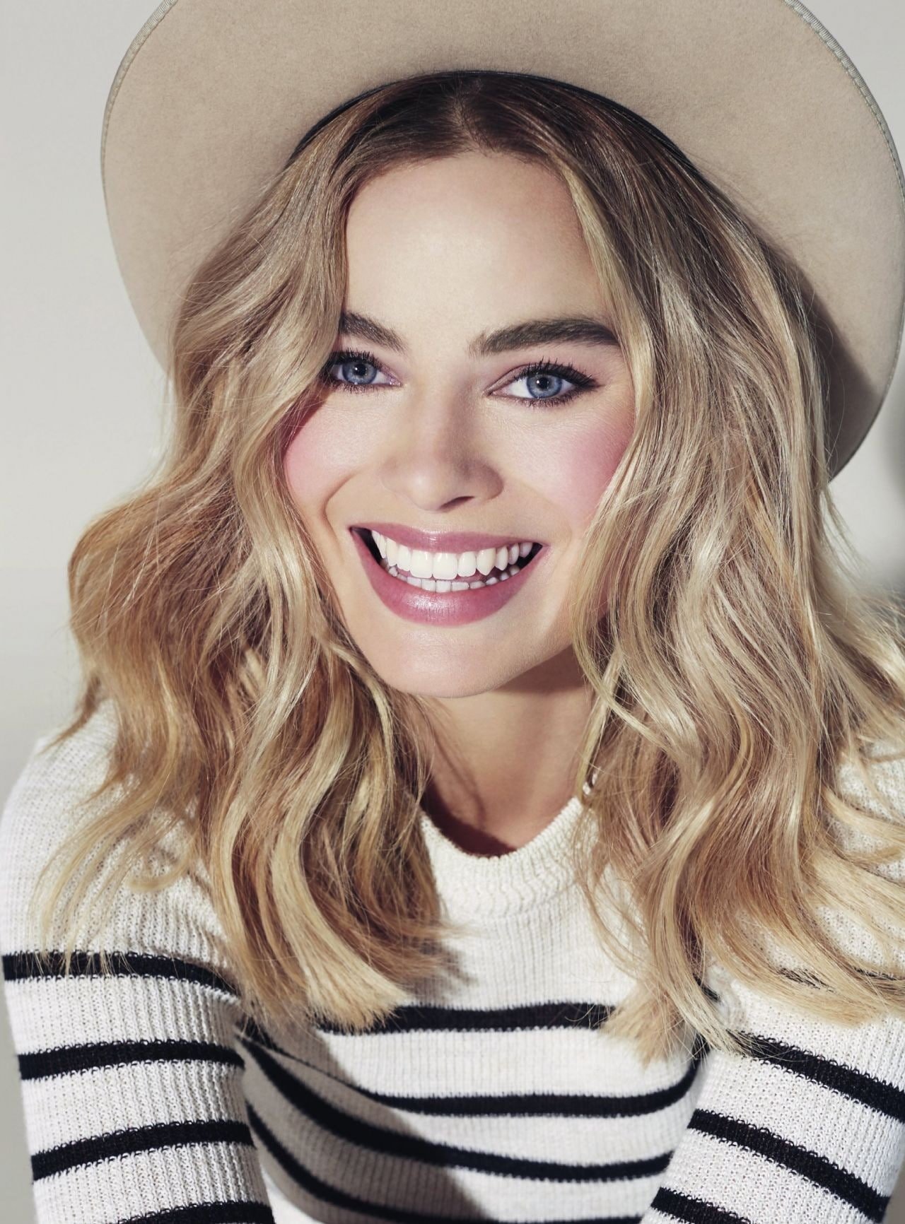 Margot Robbie actress blonde blue eyes pink lipstick hat