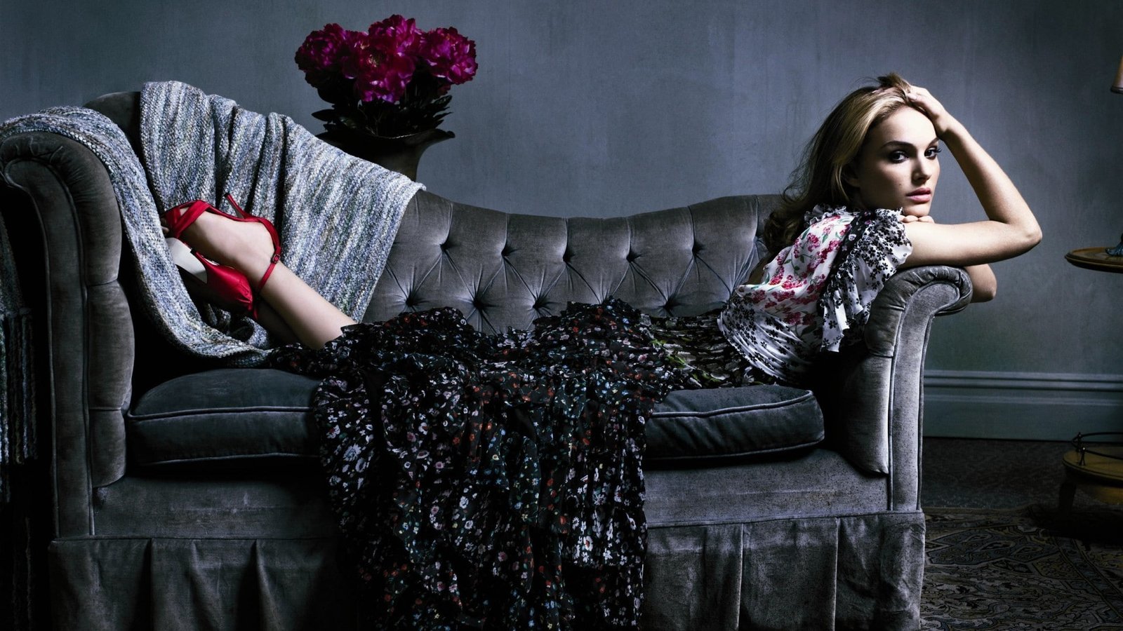 Natalie Portman high heels women actress celebrity one person