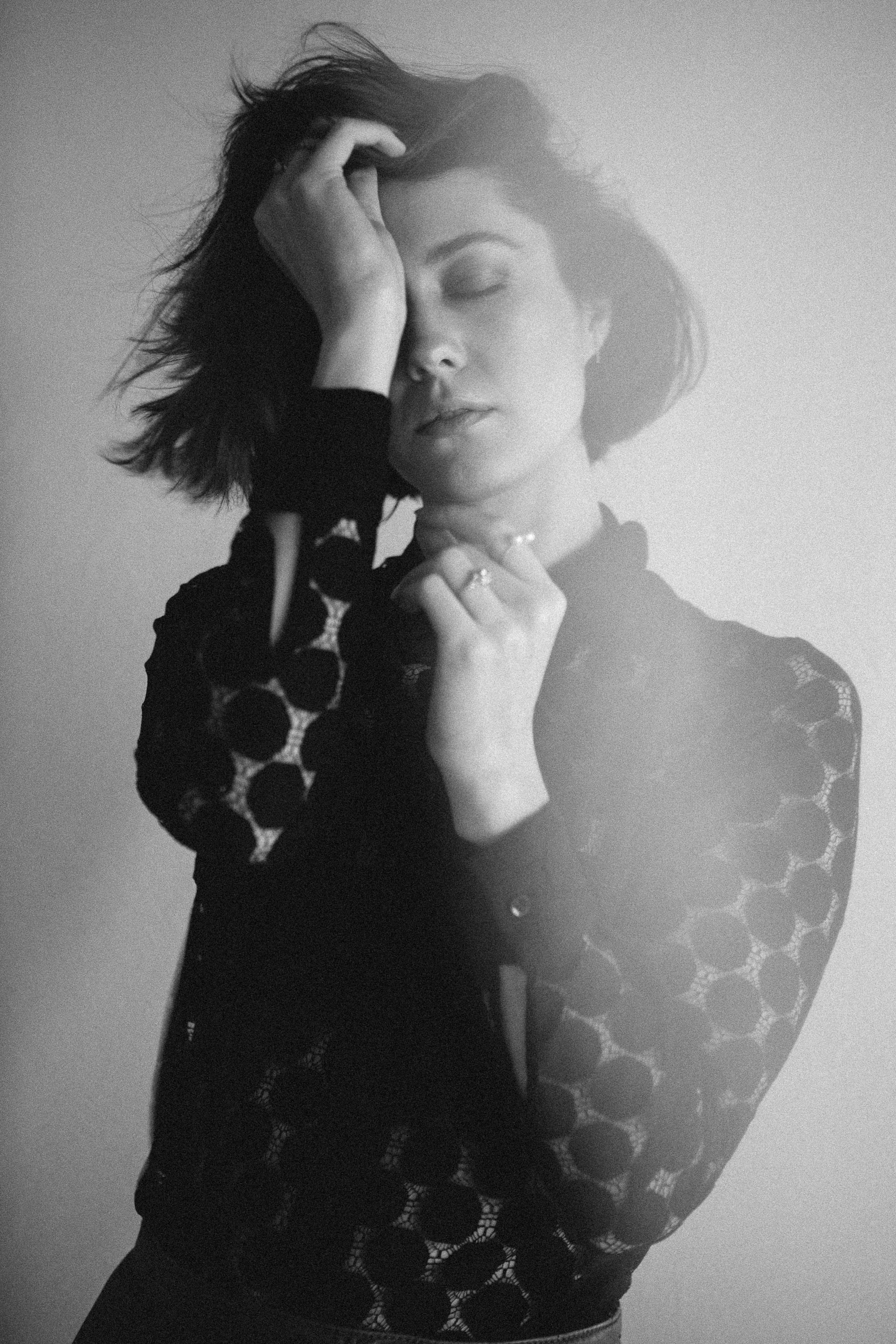 Mary Elizabeth Winstead monochrome celebrity actress closed eyes 2k