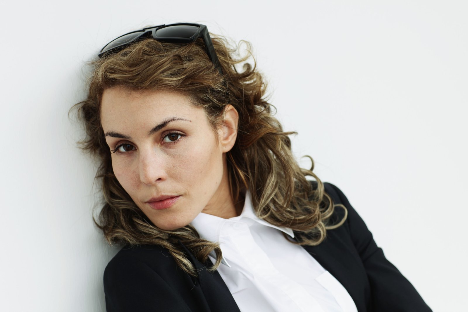 Noomi Rapace actress brunette brown eyes white shirt sunglasses 2k 4k 5k