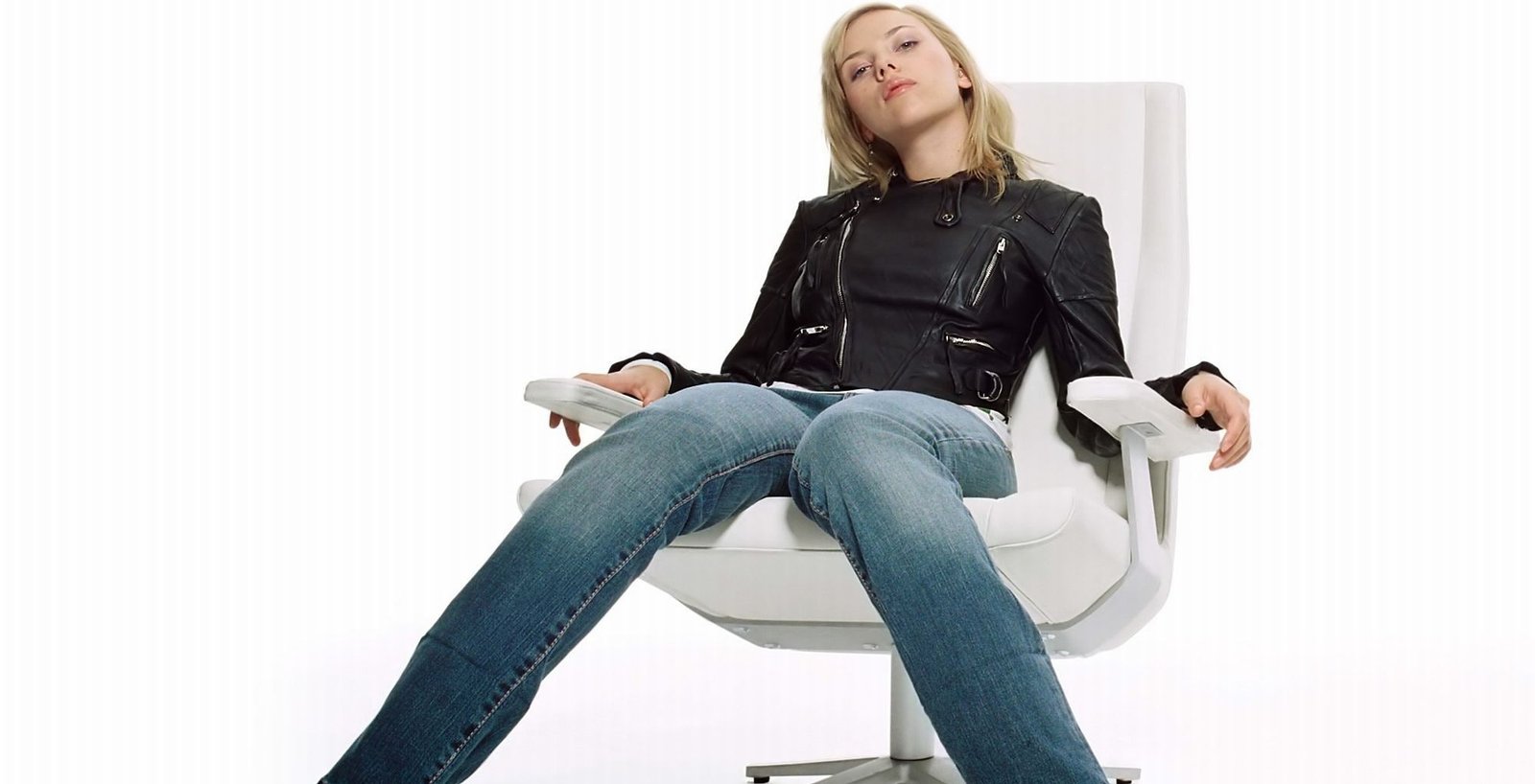Scarlett Johansson women actress sitting jeans leather jackets 2k