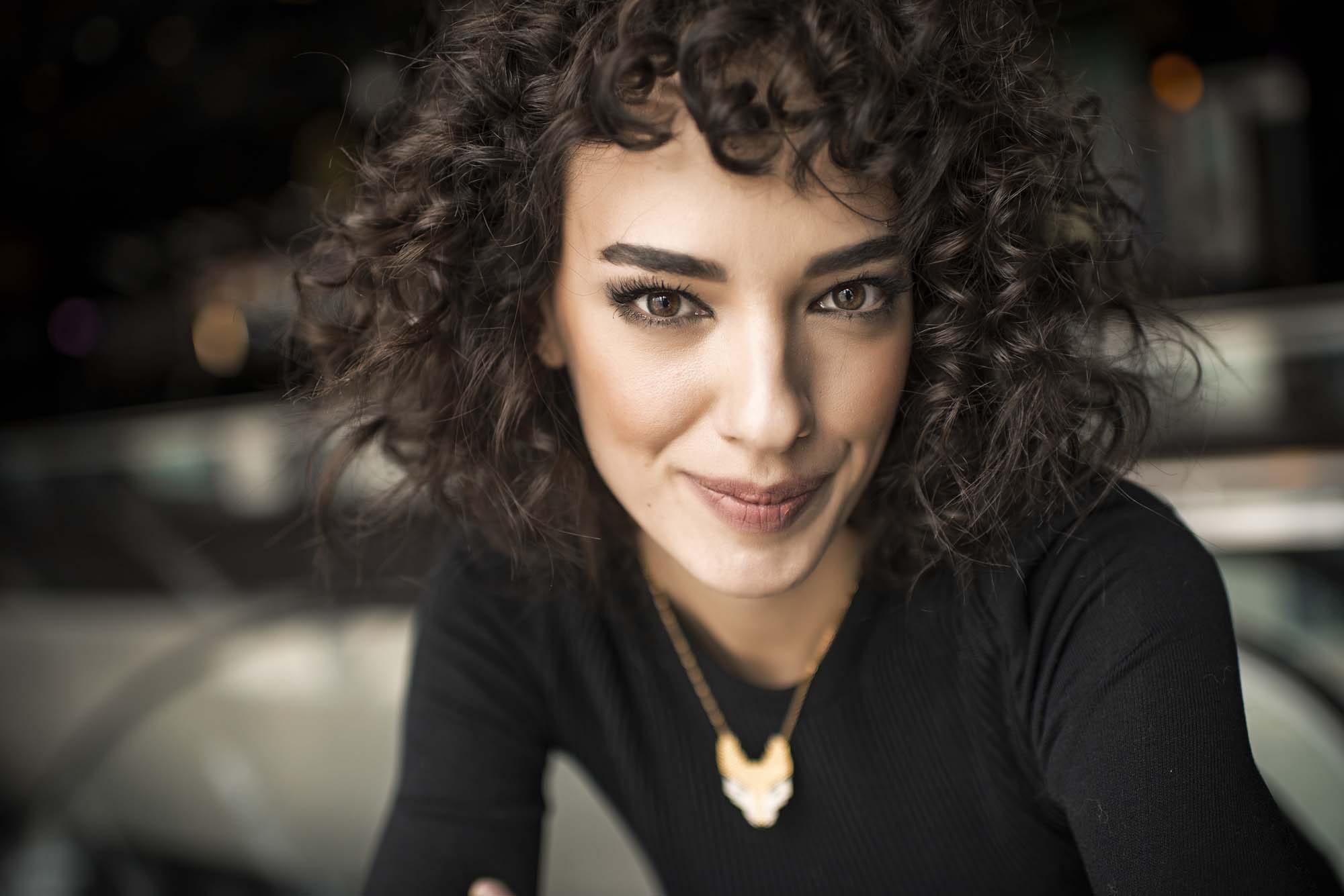 seda bakan turkish actress portrait women curly hair face 2k