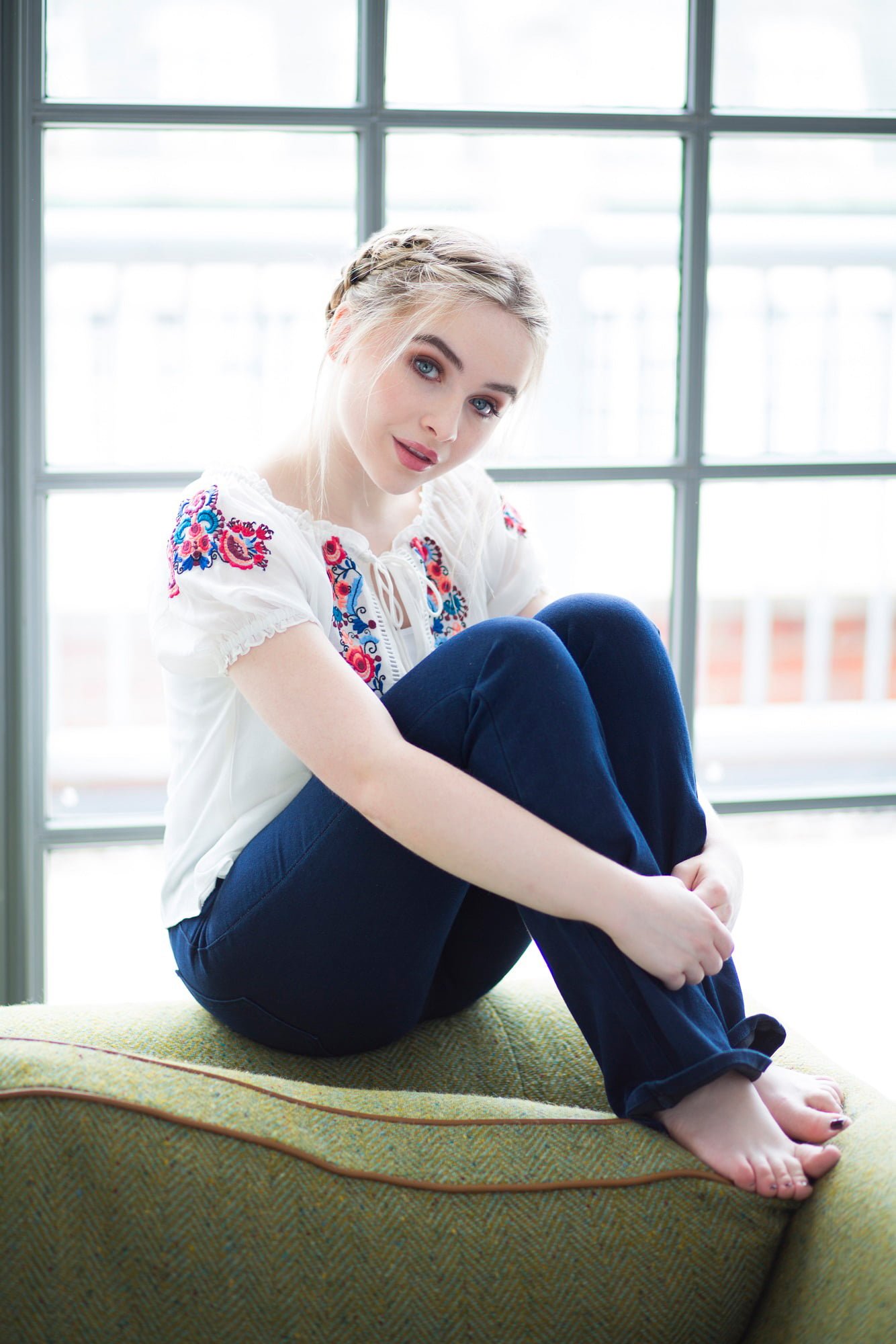 Sabrina Carpenter women singer blue eyes actress jeans