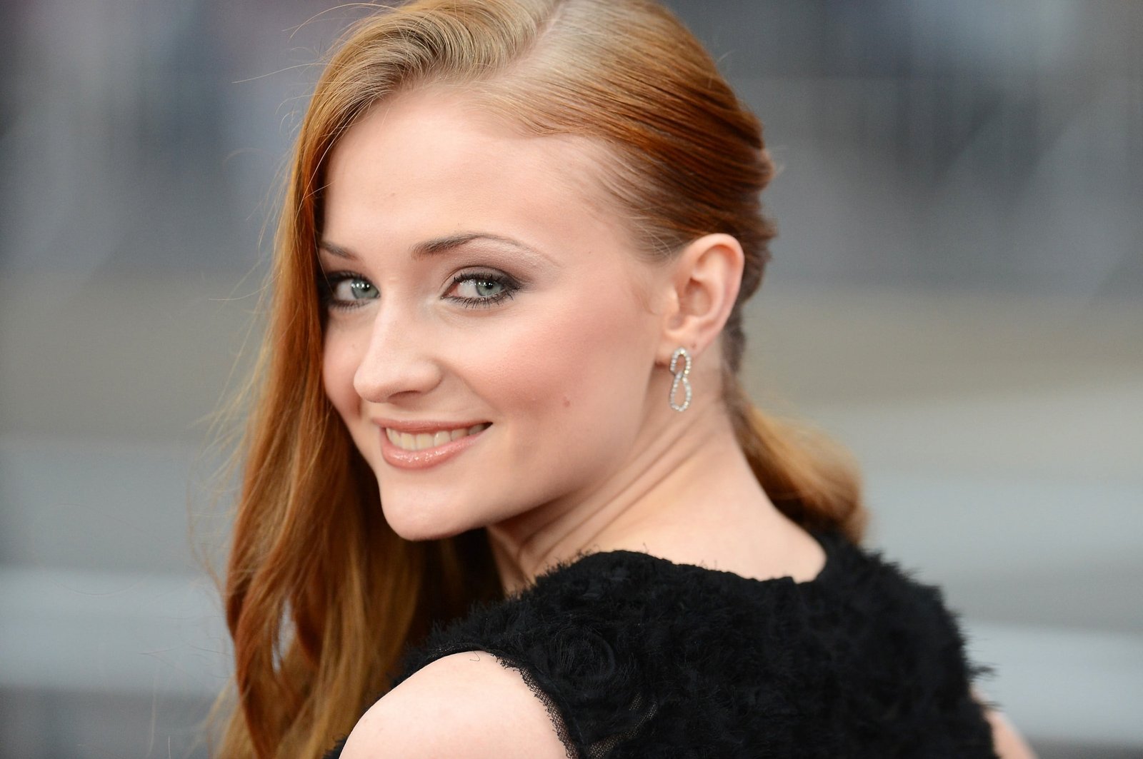 Sophie Turner actress redhead green eyes pink lipstick 2k