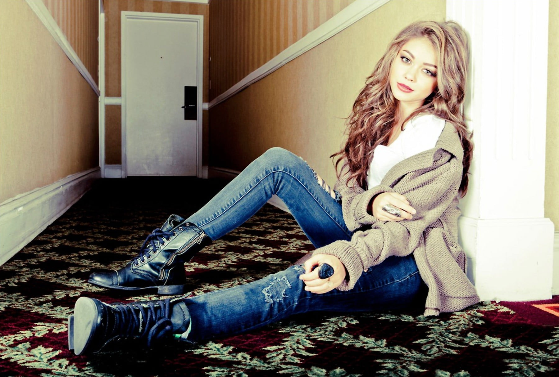 Sarah Hyland women Modern Family torn jeans brunette boots