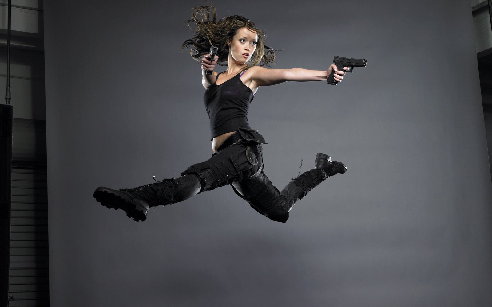 Summer Glau With Guns actress dancer celebrity hollywood actresses 2k