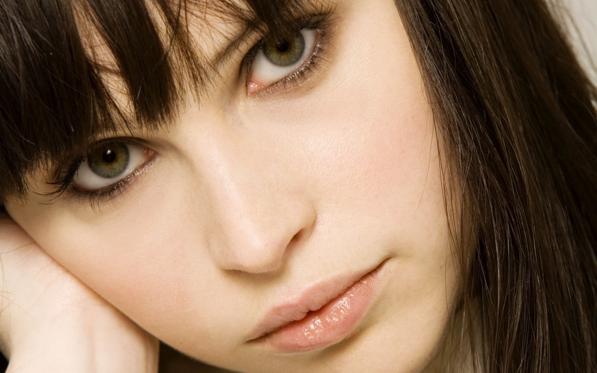 women model brunette long hair face portrait looking at viewer