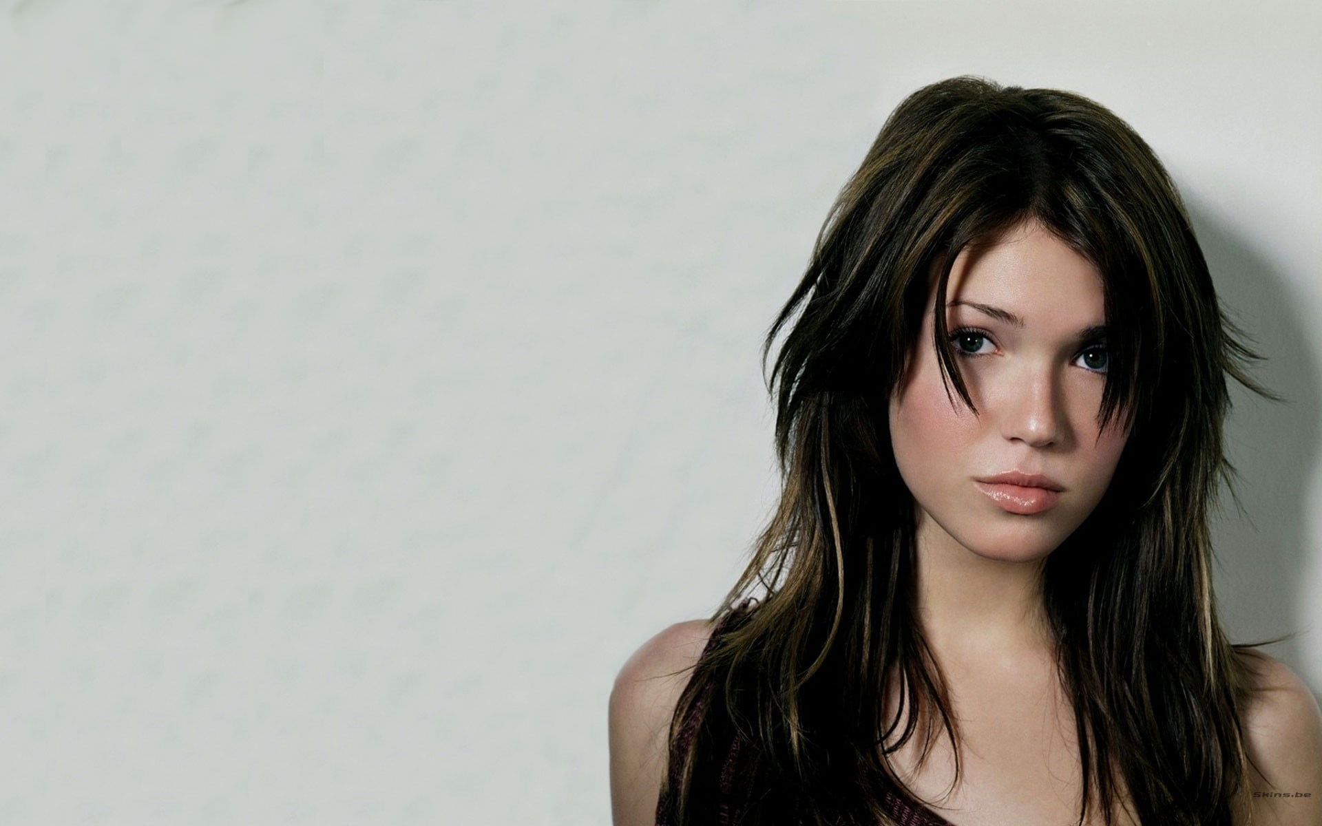 women's black sleeveless top brunette Mandy Moore actress