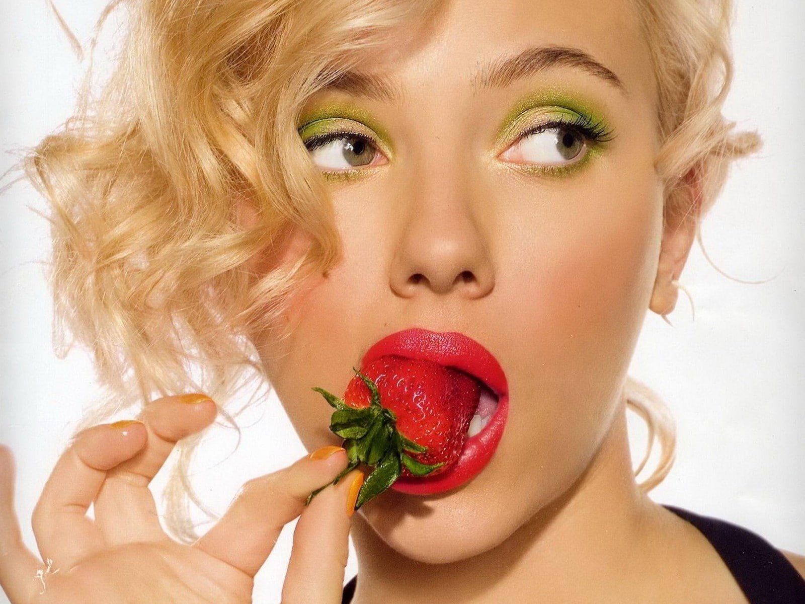 women Scarlett Johansson blonde actress red lipstick eyeshadow 1