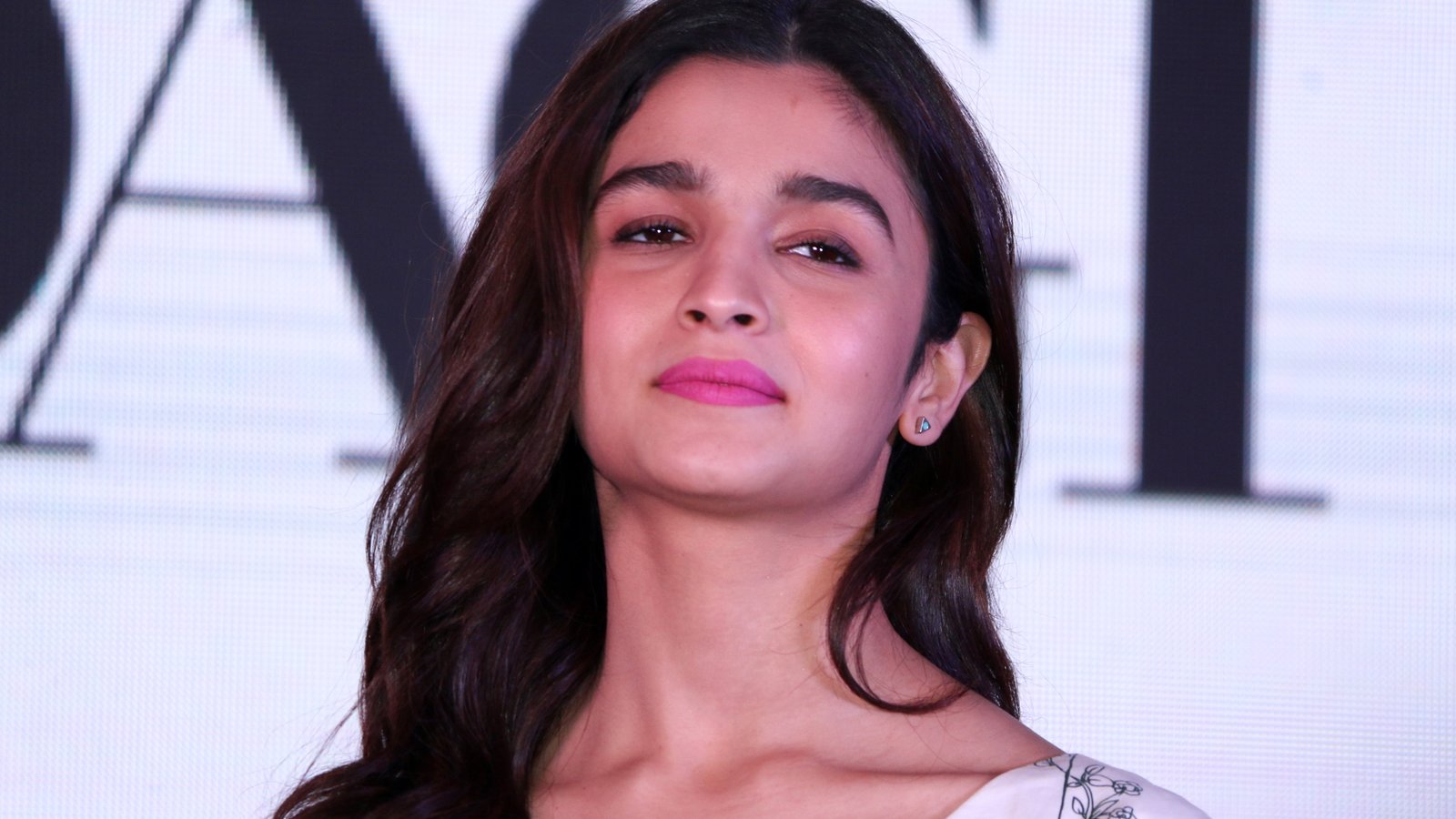 women's white and black dress Alia Bhatt Bollywood actress 39 2k 4k 5k