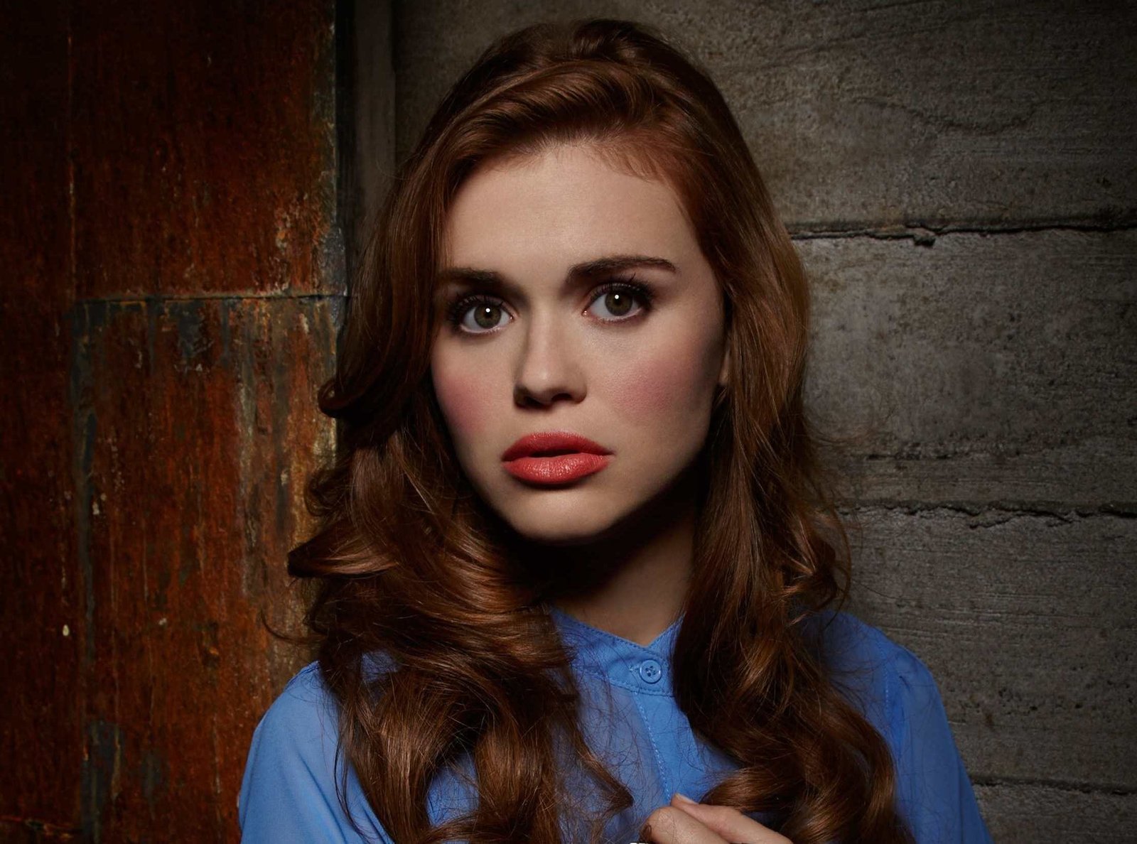 women's blue shirt look actress Holland Roden Lydia Martin 2k