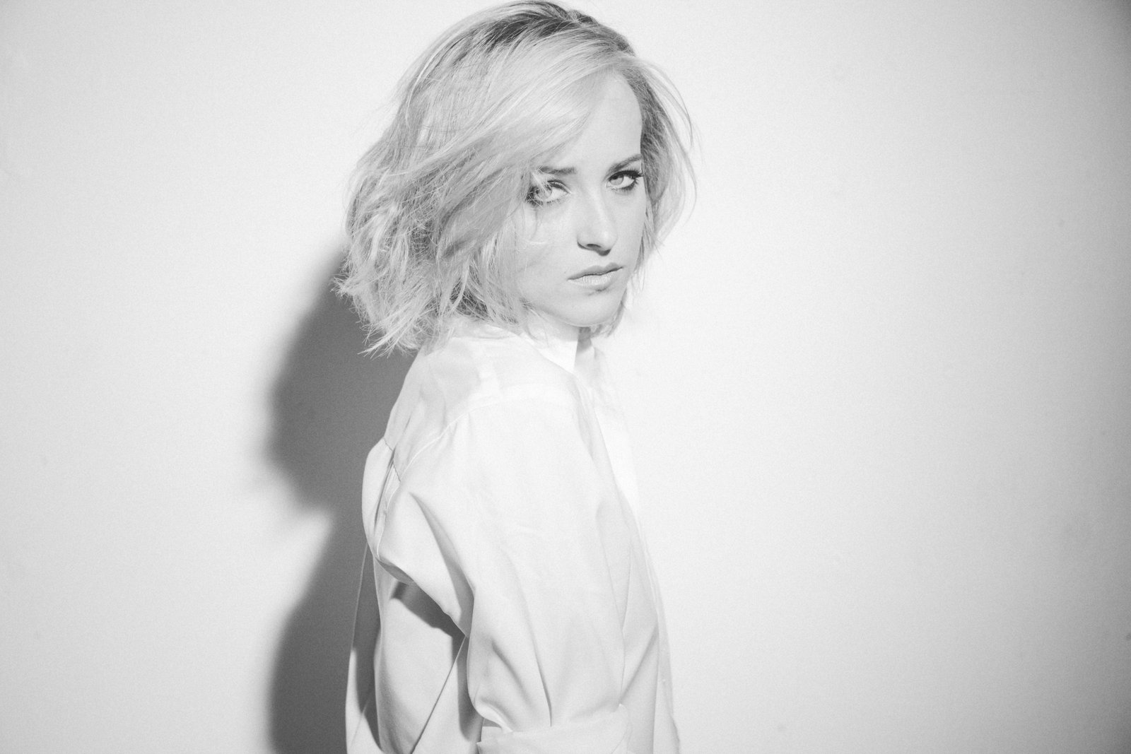 women's white crew neck shirt Dakota Johnson actress monochrome 2k 4k