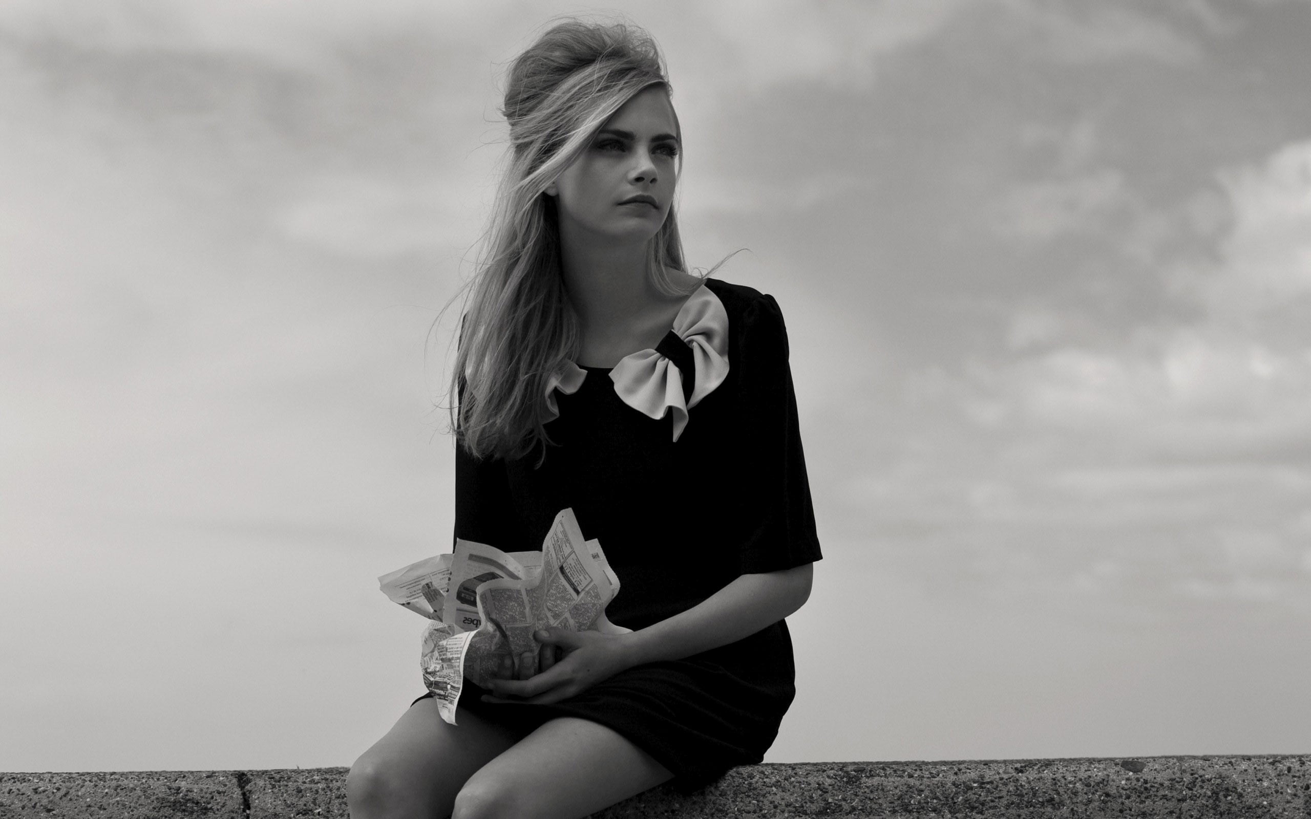 women's elbow sleeved dress model blonde Cara Delevingne actress 2k