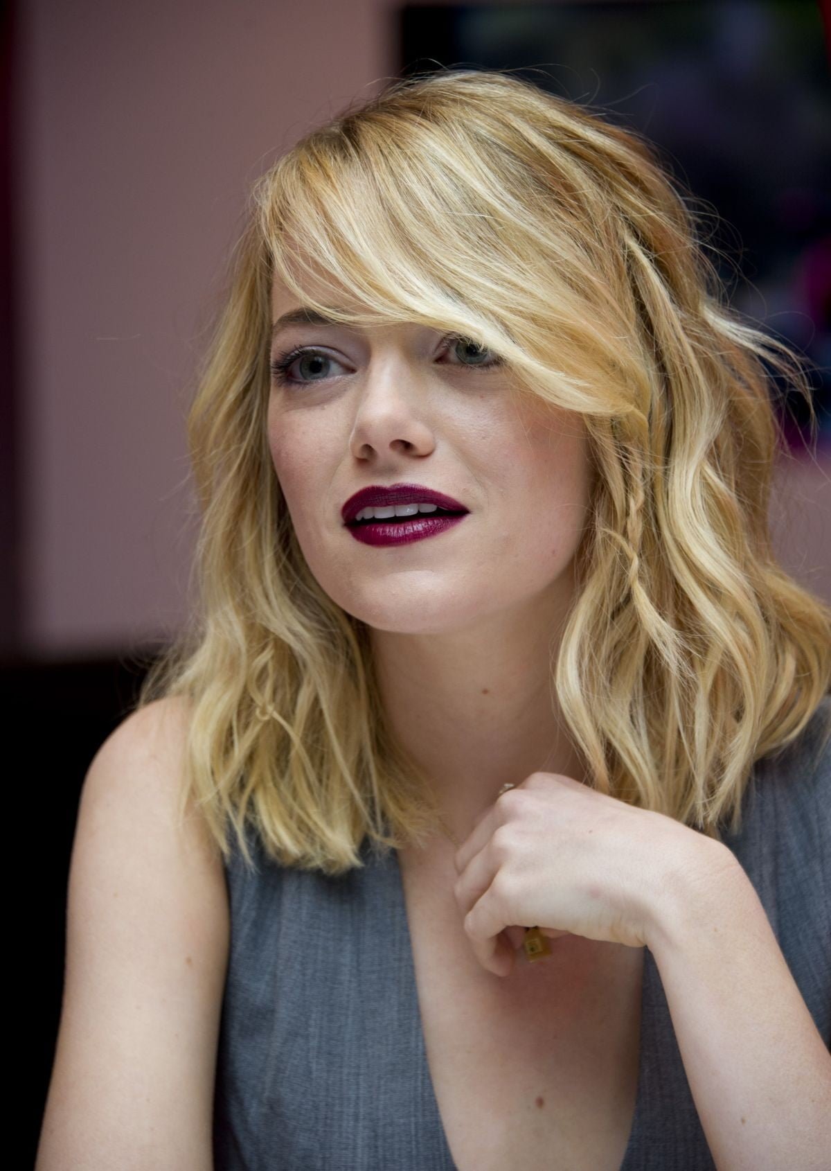 women's gray sleeveless top Emma Stone blonde actress hair