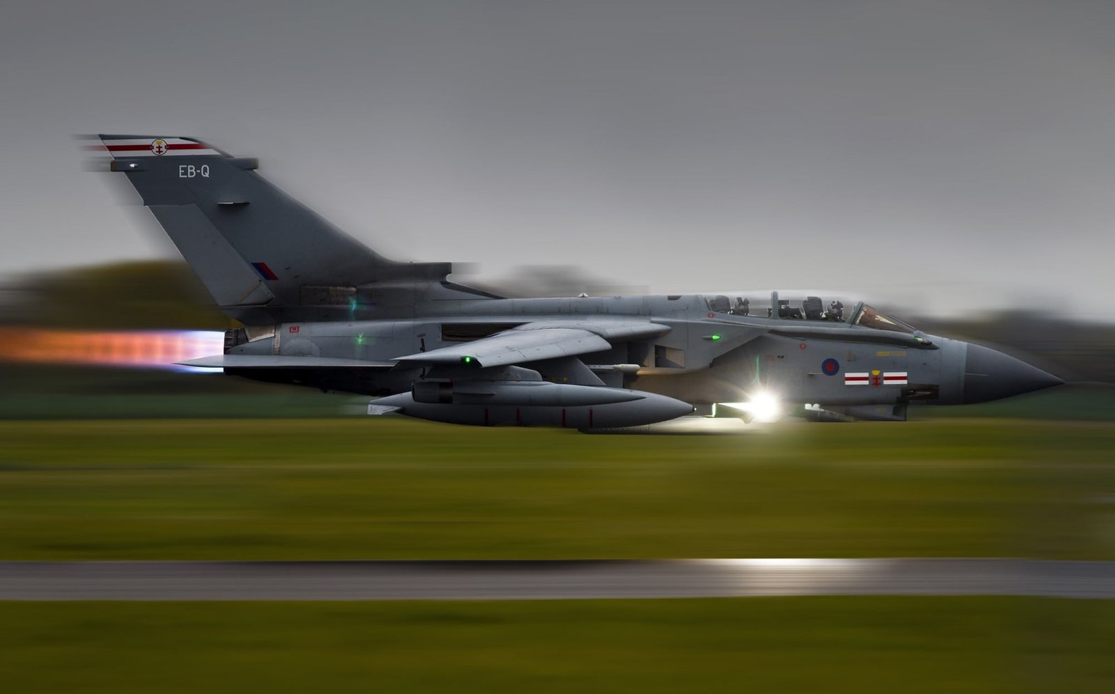 gray and black fighting jet Panavia Tornado fighter airplane 2k