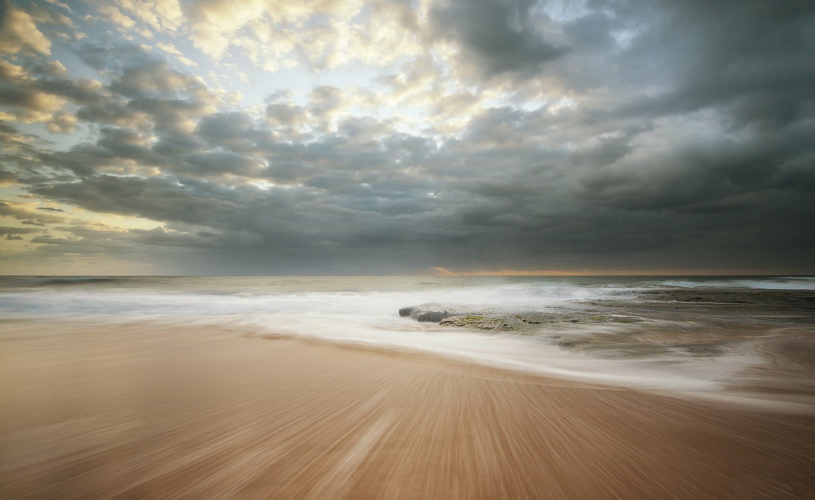beach sea horizon sand clouds 2k