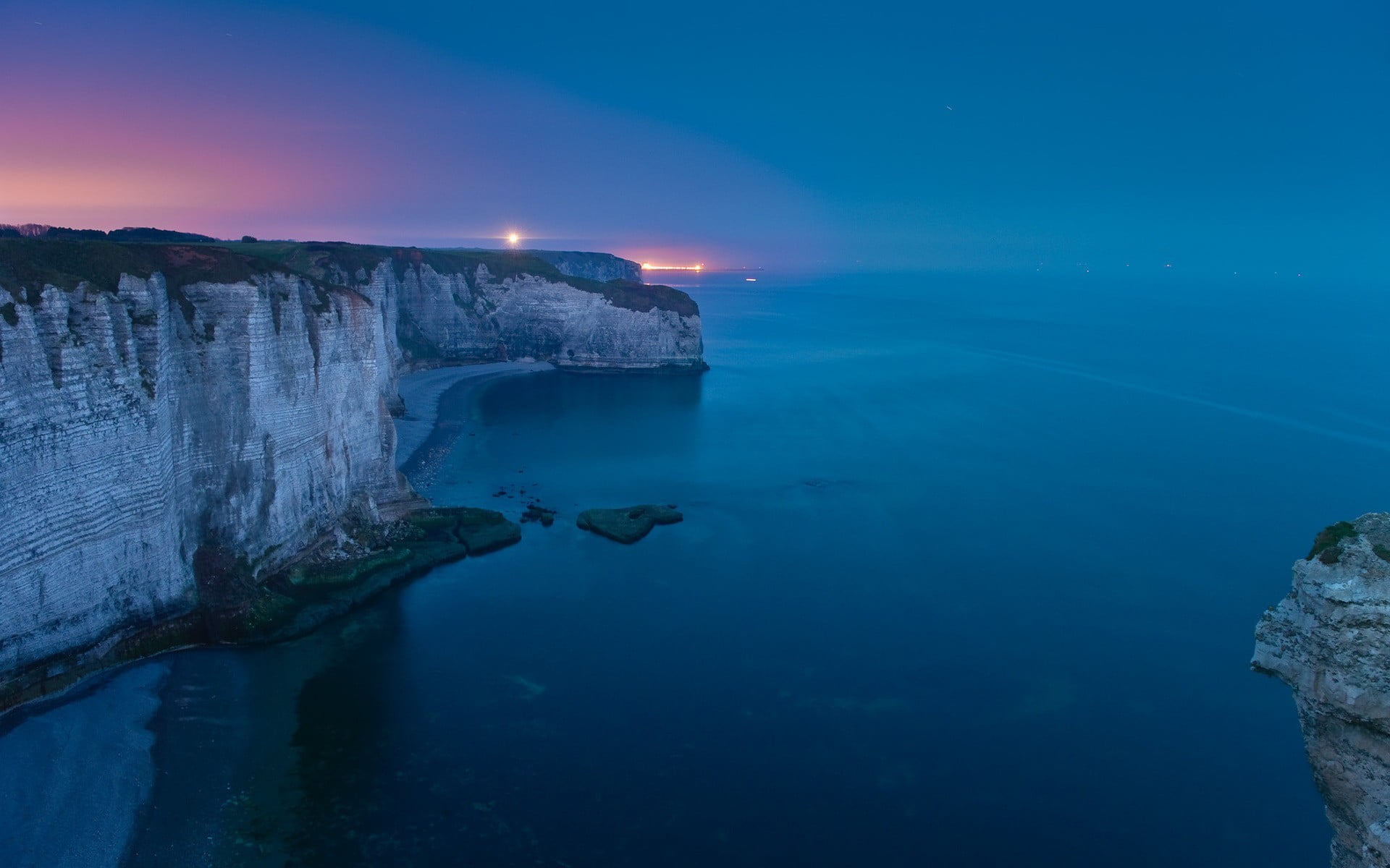 body of water cliff beach sea lights blue coast evening 2k