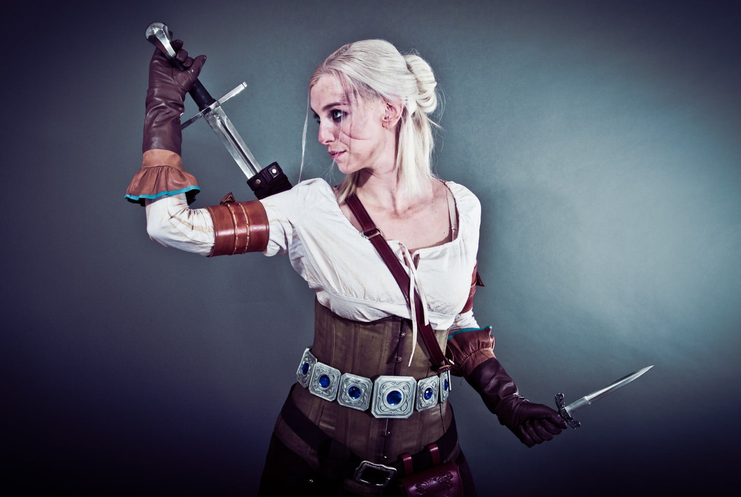 woman in white and brown armor holding sword dagger The Witcher 2k
