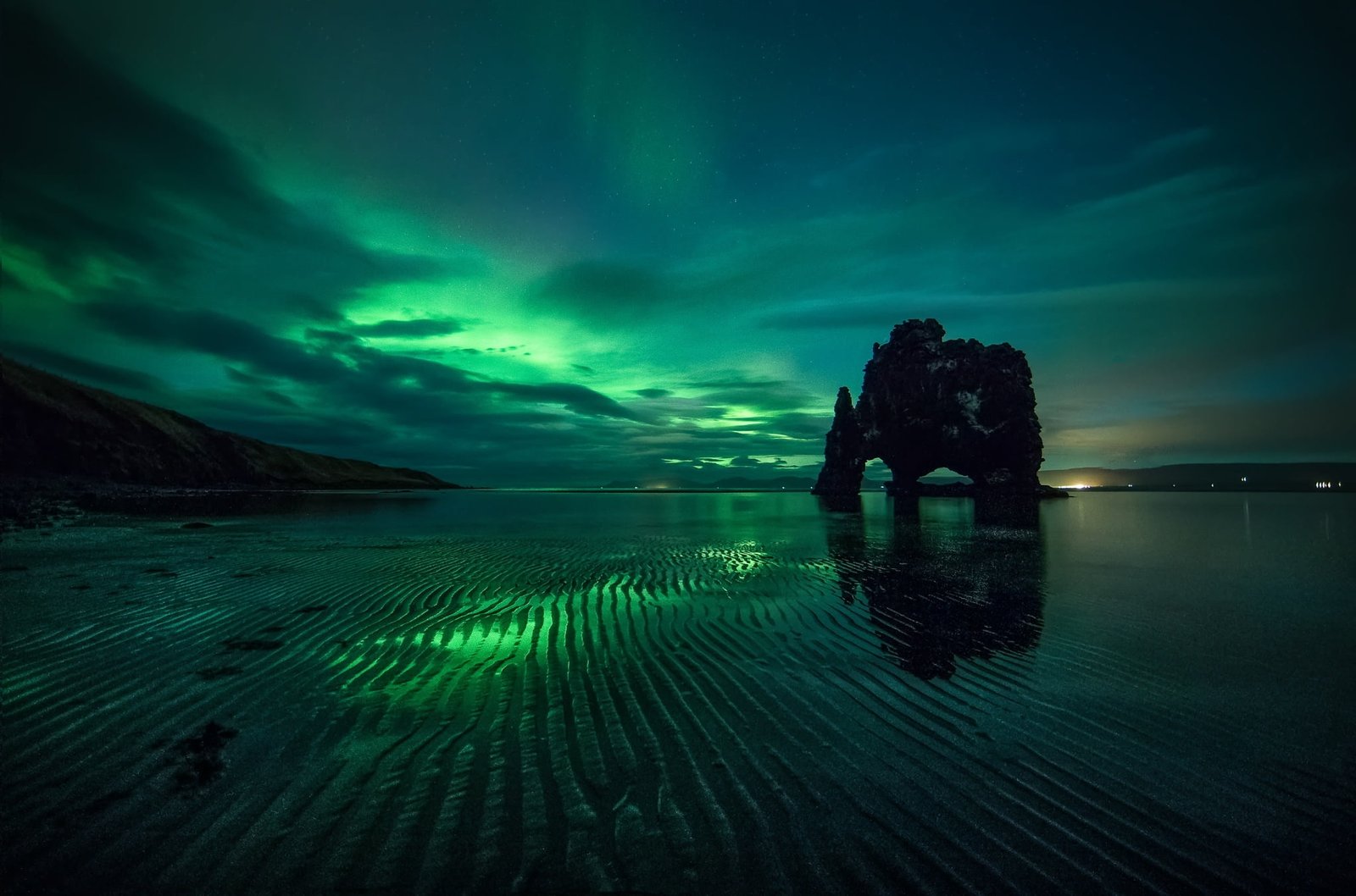 body of water aurora borealis green reflection sky Hv tserkur 2k