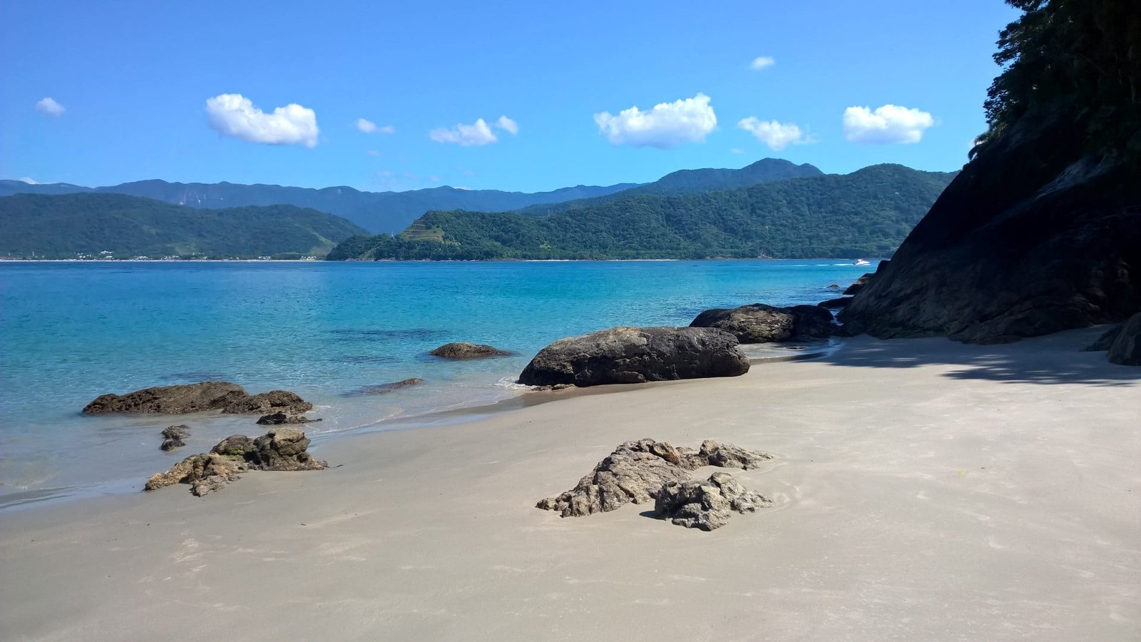calm sea water and seashore praia mar azul deserta para so 2k