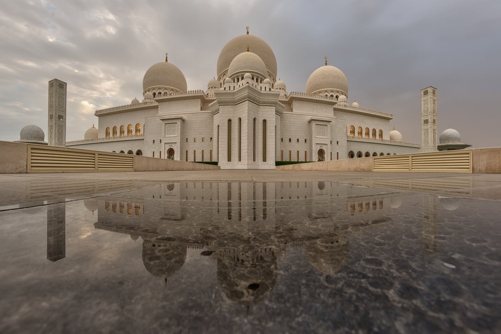 white and brown concrete building Islam Islamic architecture 2k
