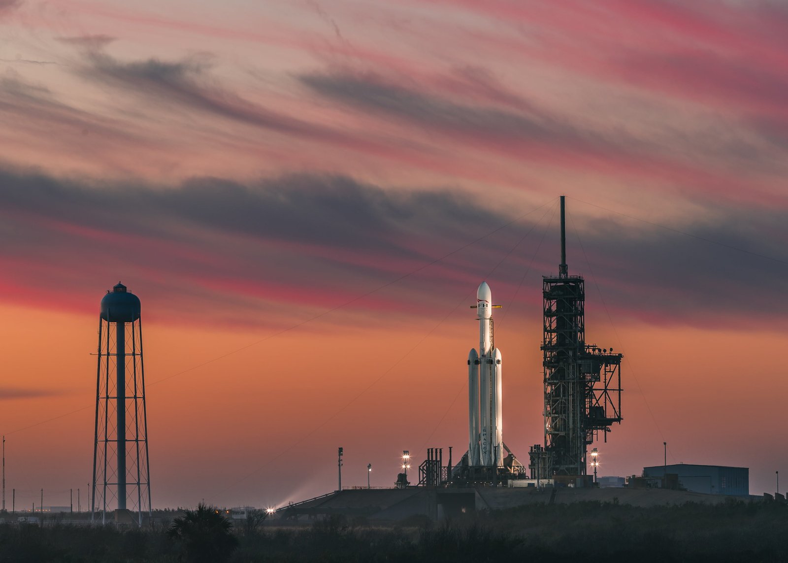 white spacecraft SpaceX rocket launch pads Falcon Heavy Cape Canaveral 2k