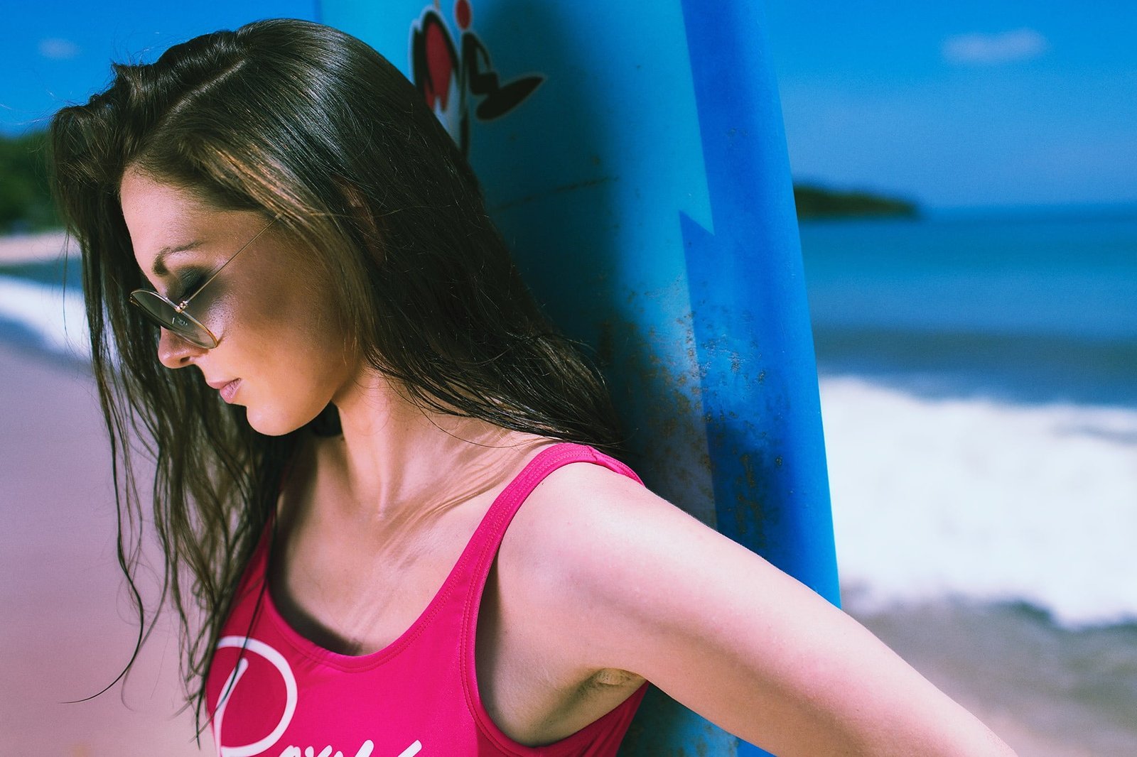 women model with glasses surfboards beach sea face 2k