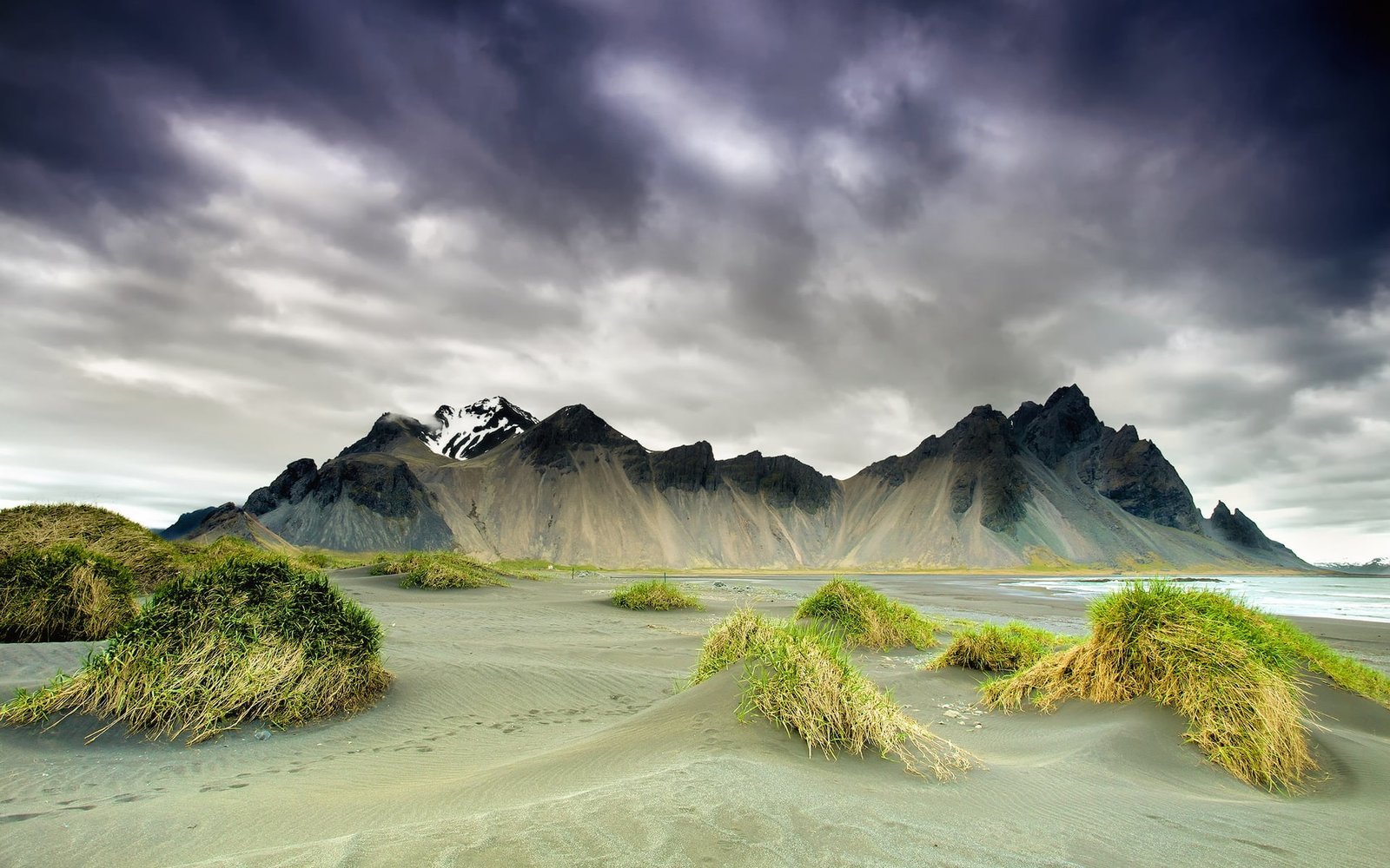 Iceland nature scenery mountains clouds spring 2k