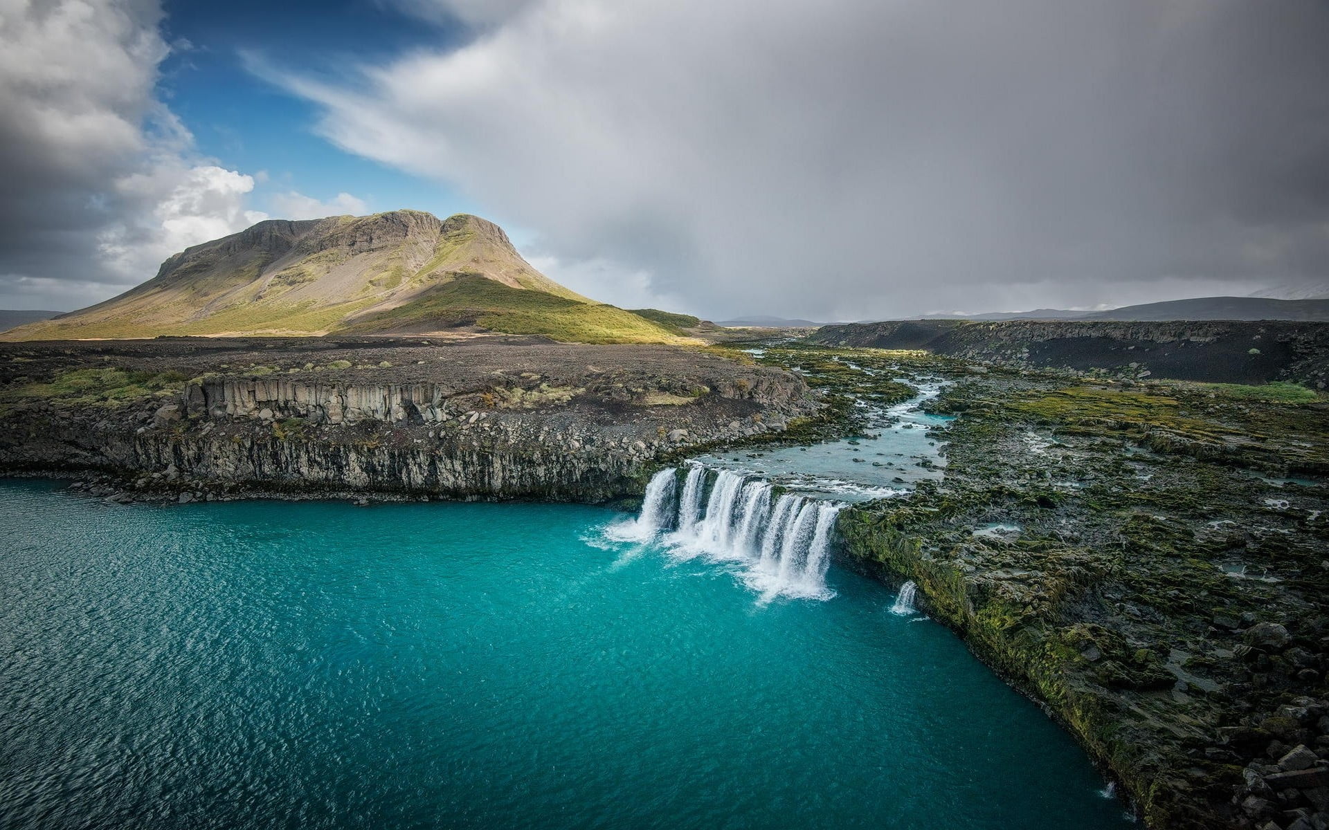 waterfalls body of water near mountain during daytime 2k