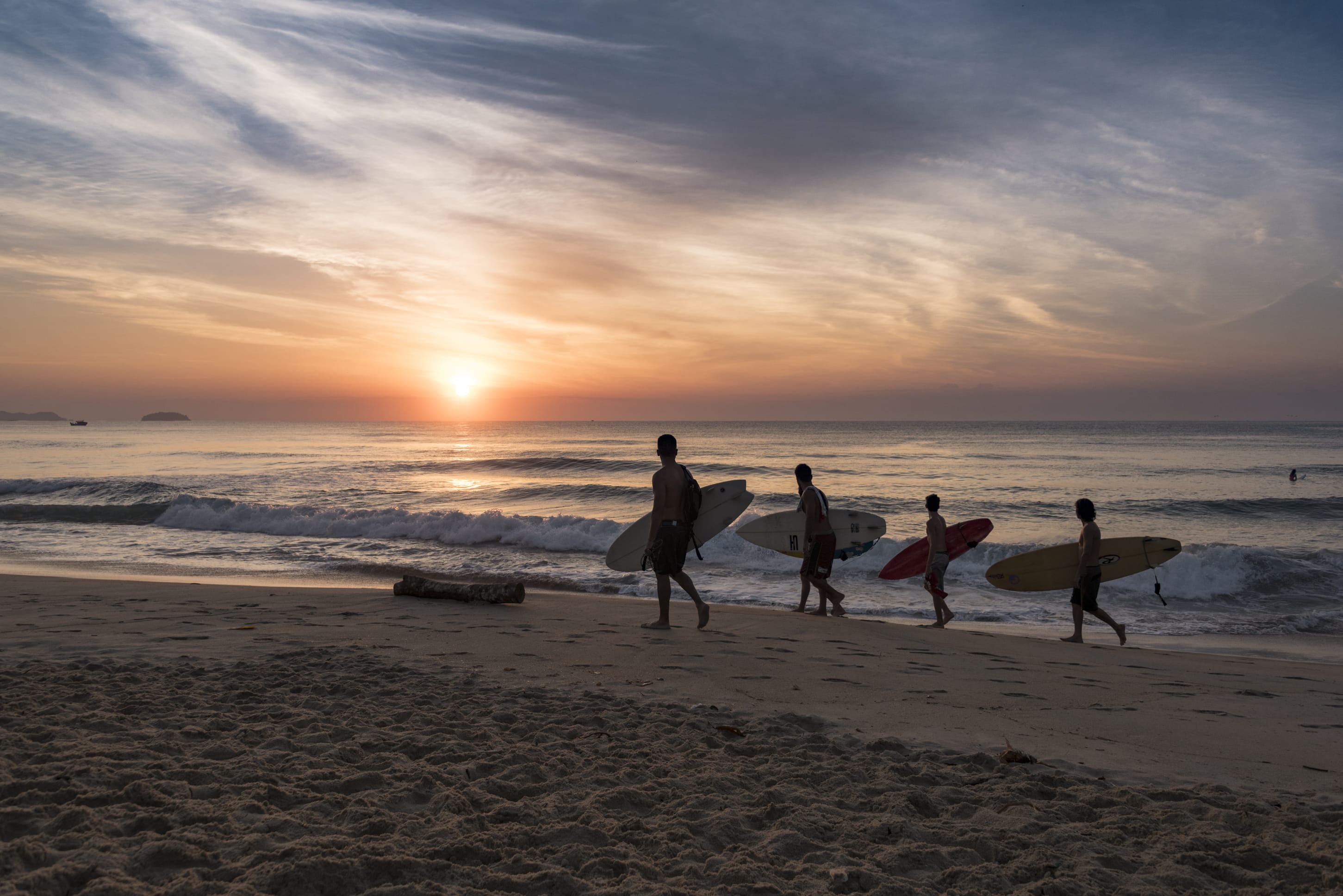 surfers sunrise beach ubatuba itamambuca land sea water 2k