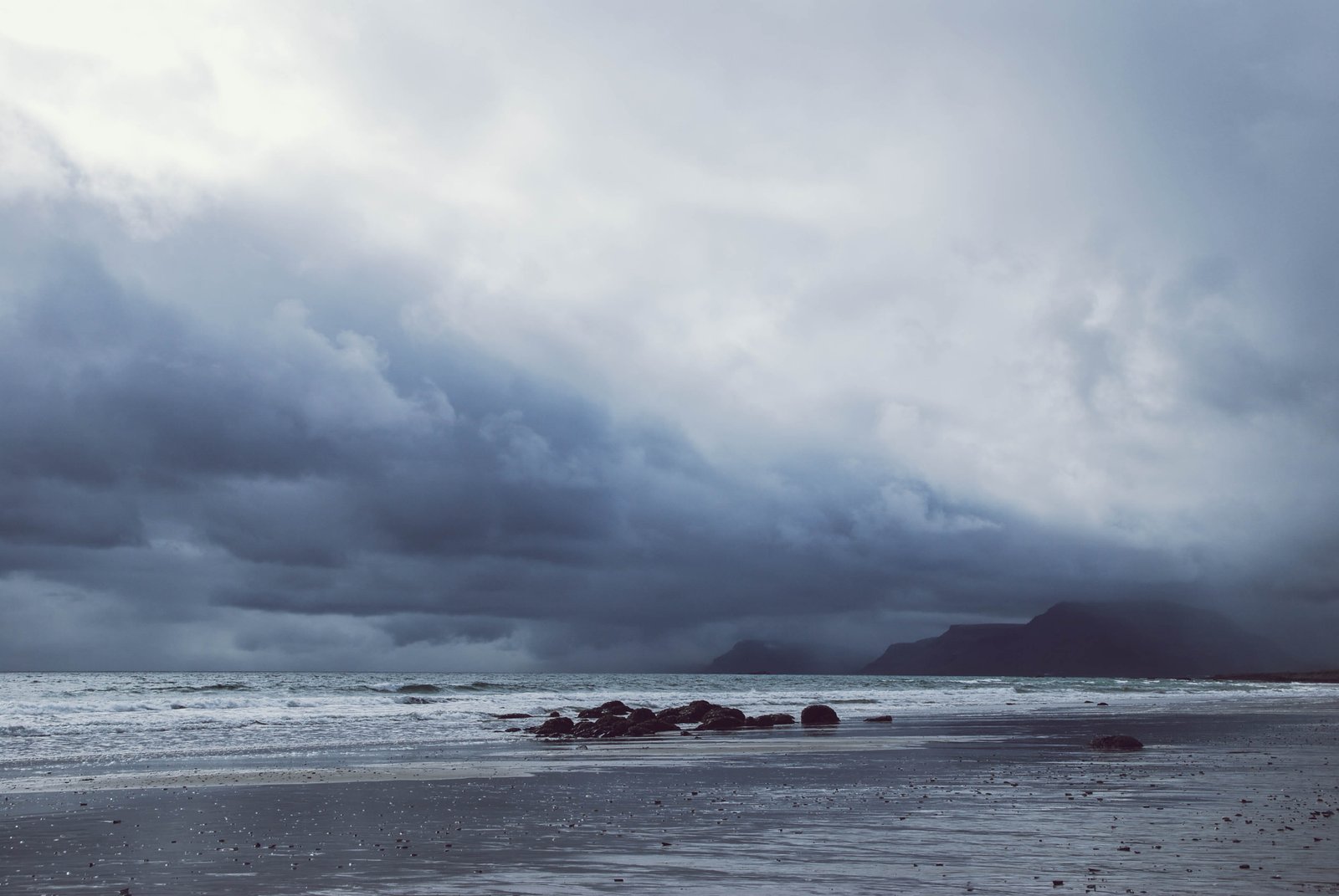 Ocean Under Gray Cloudy Sky beach clouds dawn fog foggy 2k 4k