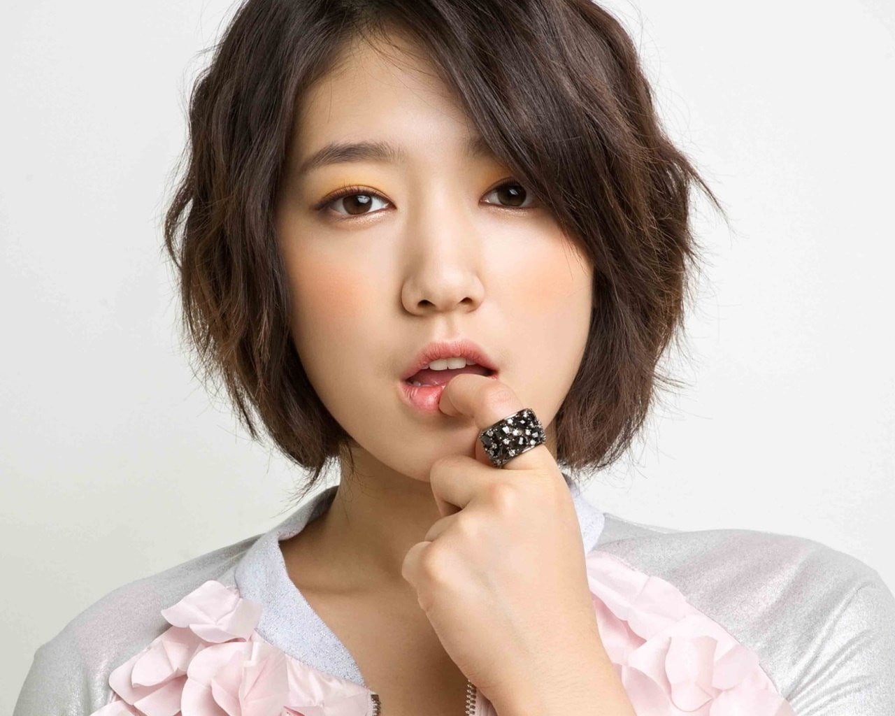 brunette Asian face women lips brown eyes Park Shin hye