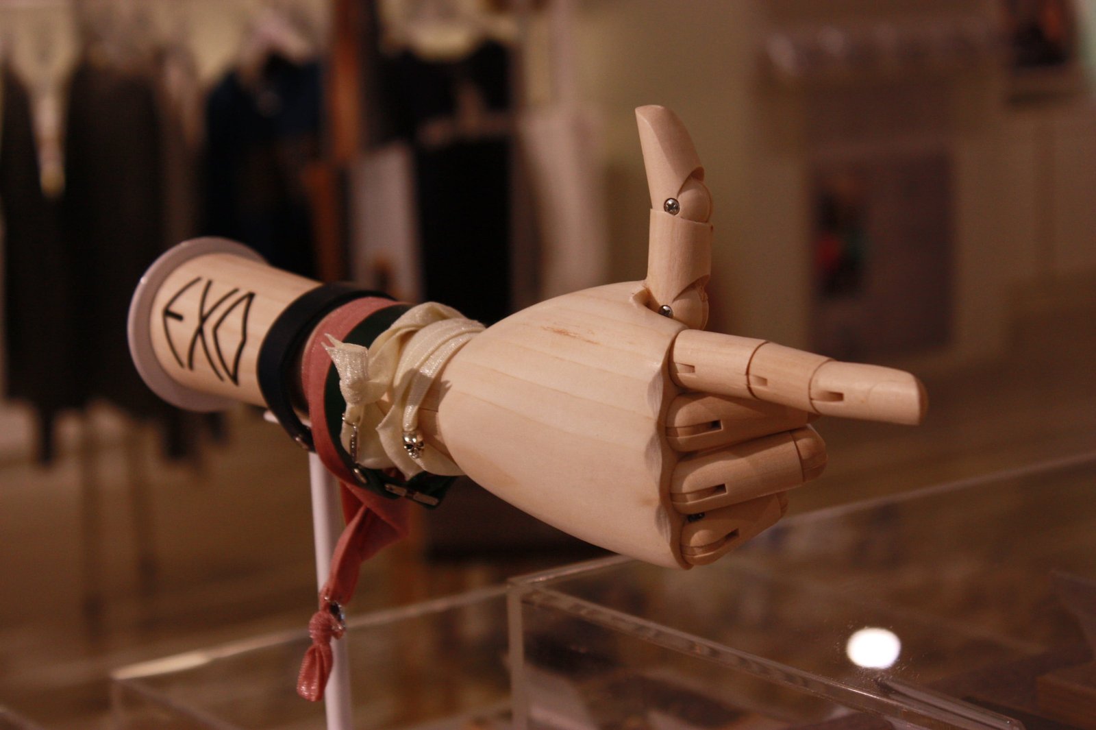 brown woden Exo hand robot model k pop singer korean finger 2k
