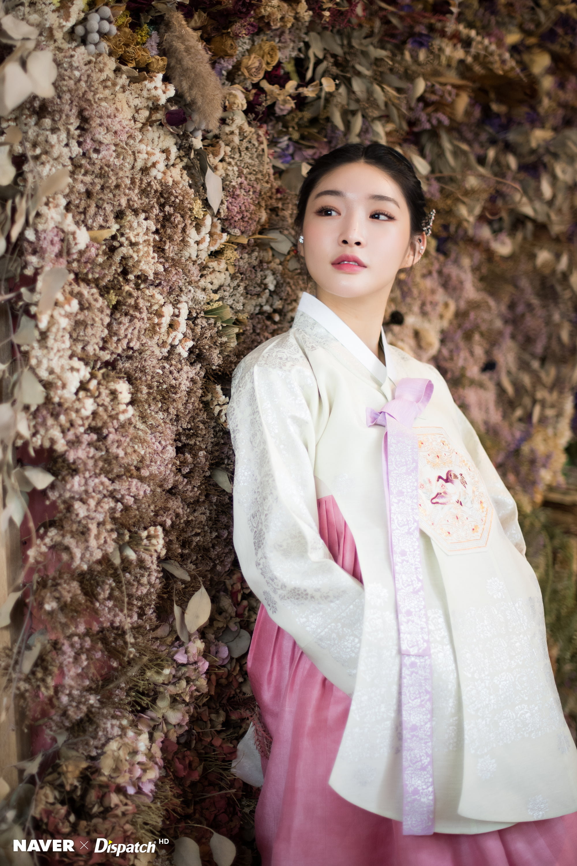 Chungha Asian K pop women Korean black hair traditional clothing 2k