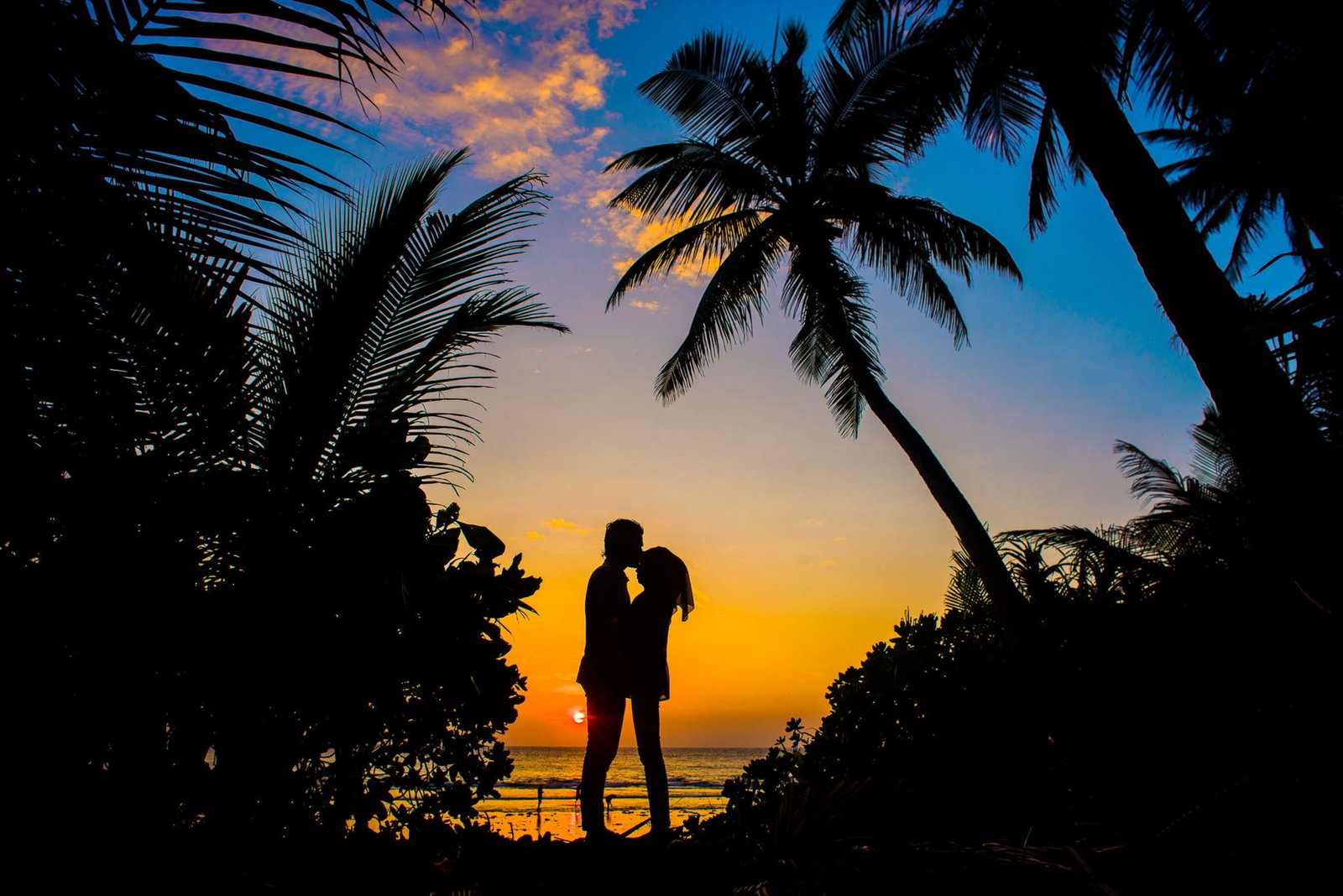 Silhouette of Man and Woman Kissing affair anniversary Asad 2k 4k