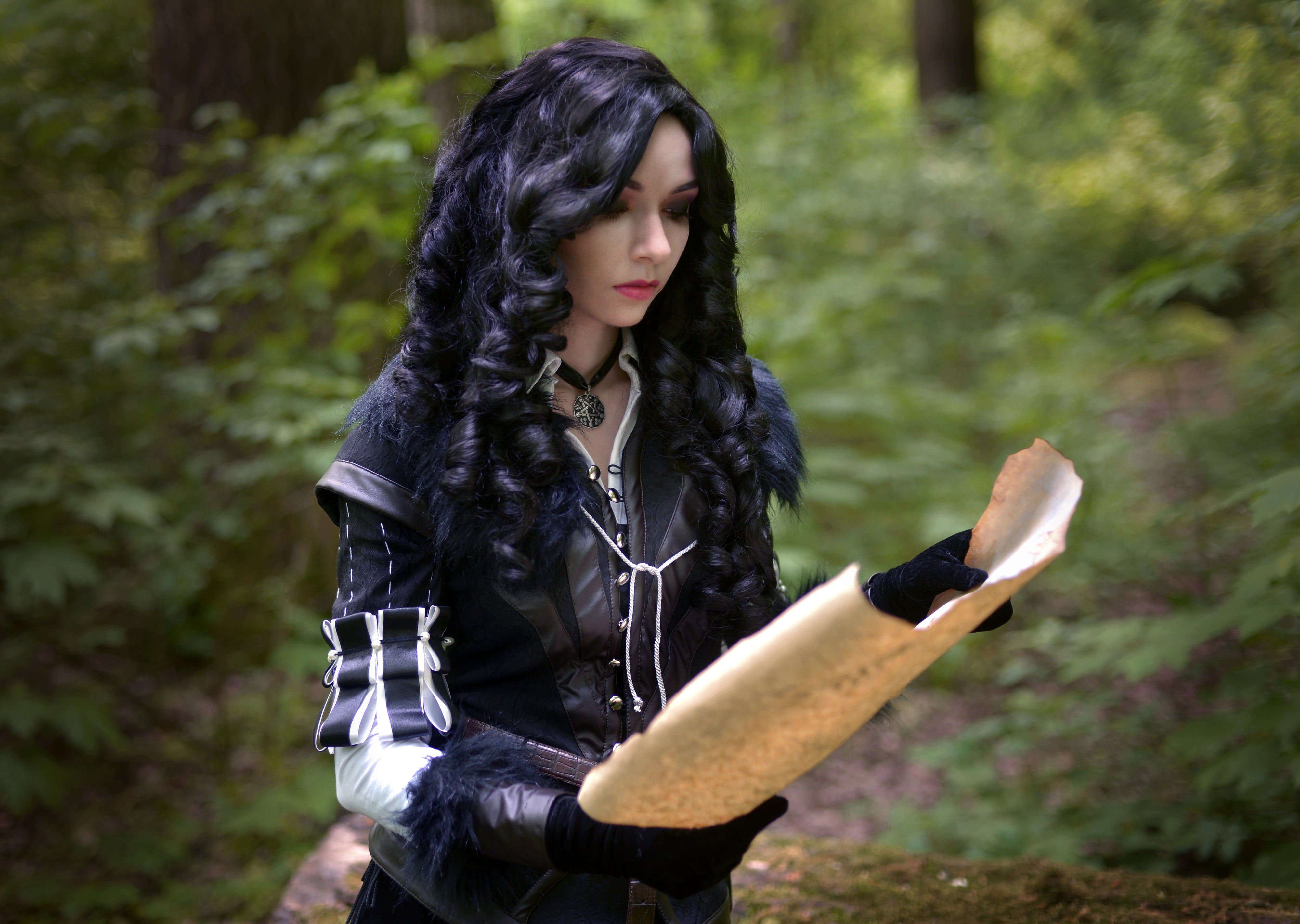 woman in blue long sleeved dress holding brown scroll The Witcher 3 Wild Hunt 2k 4k